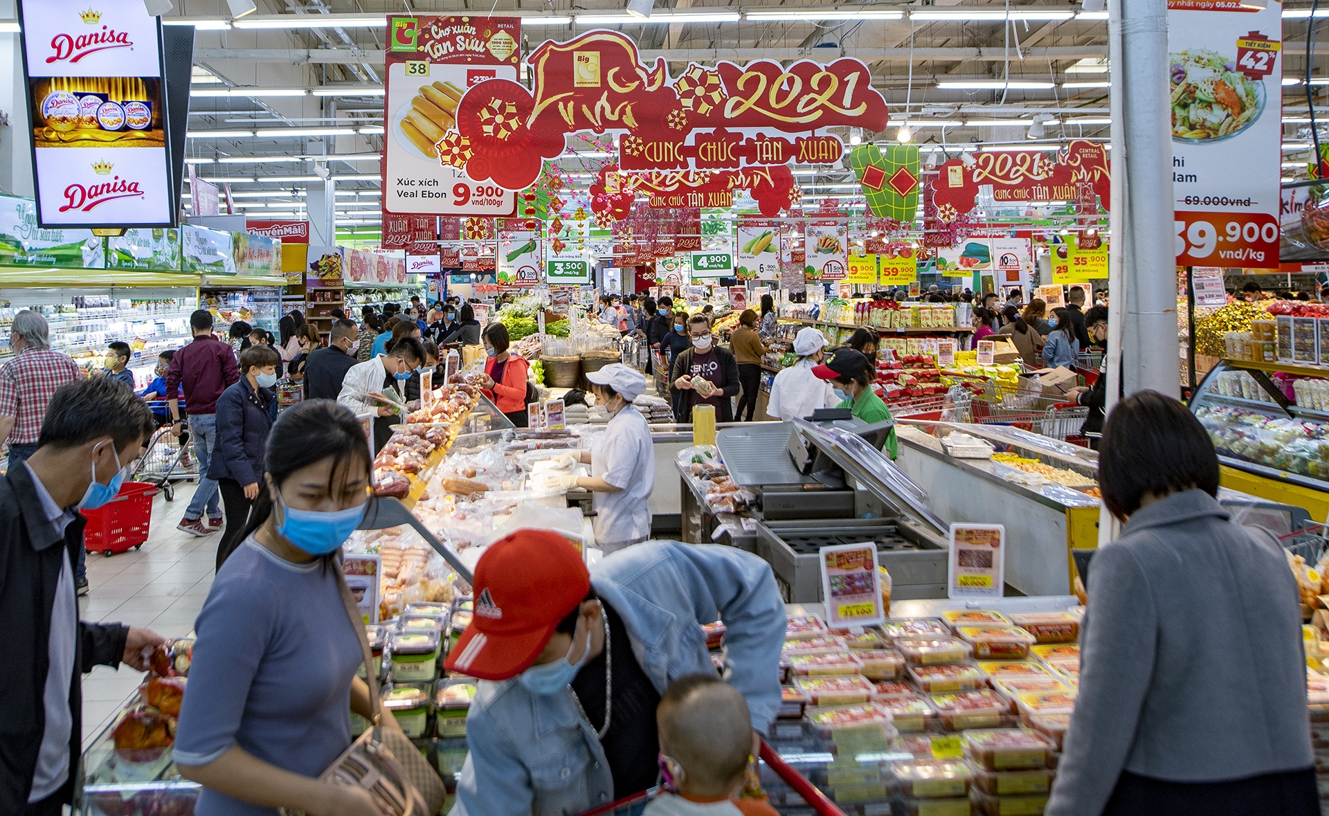 Di sieu thi mua sam dip cuoi nam Canh Ty anh 2