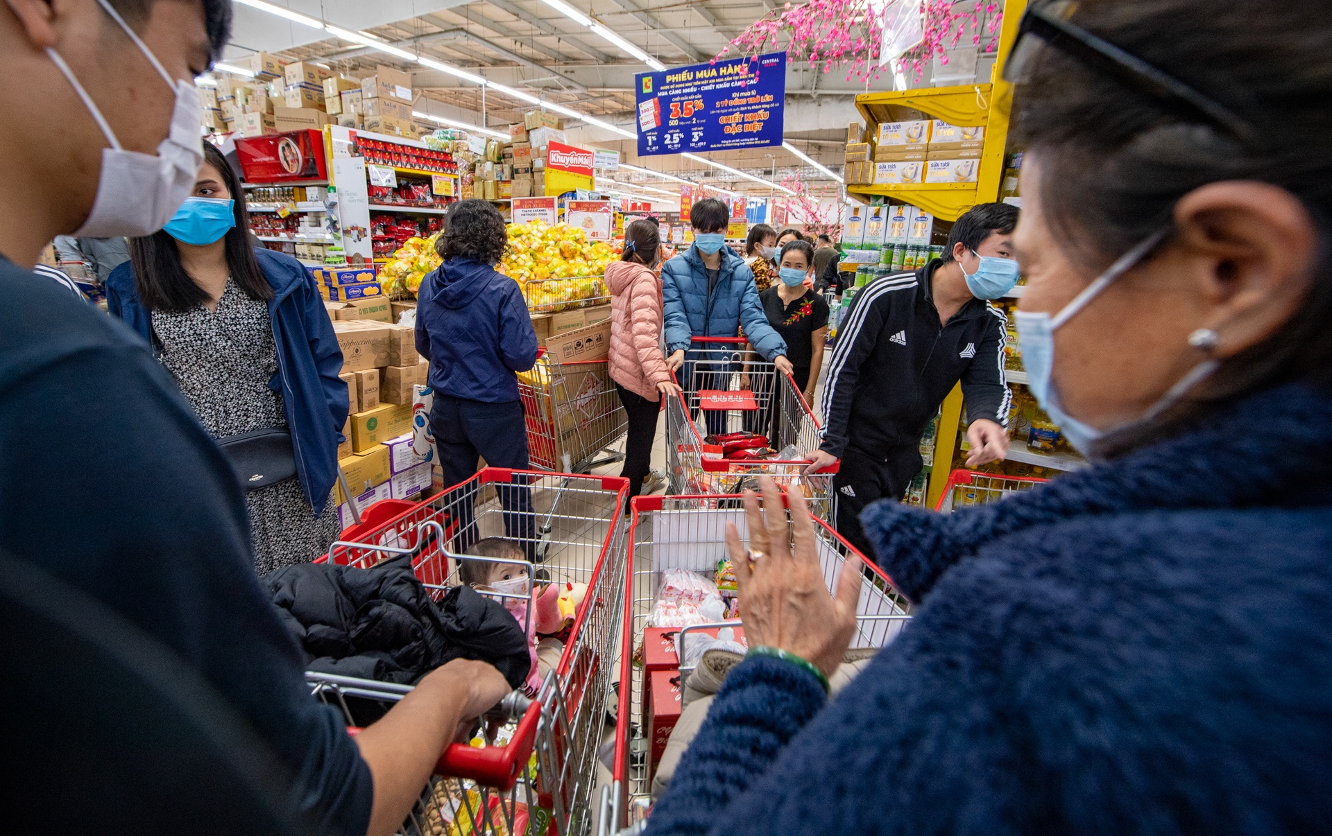 Di sieu thi mua sam dip cuoi nam Canh Ty anh 3