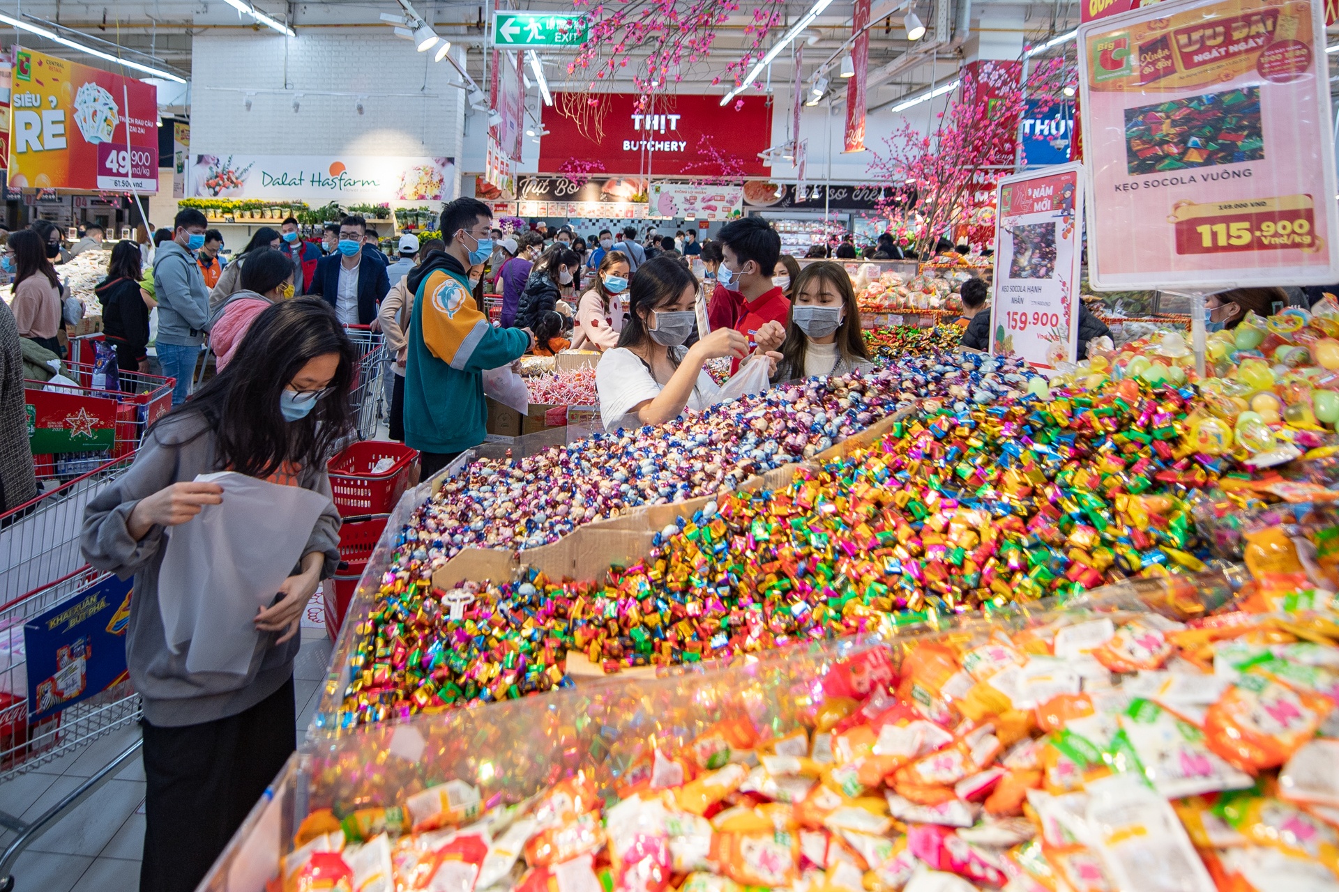 Di sieu thi mua sam dip cuoi nam Canh Ty anh 4