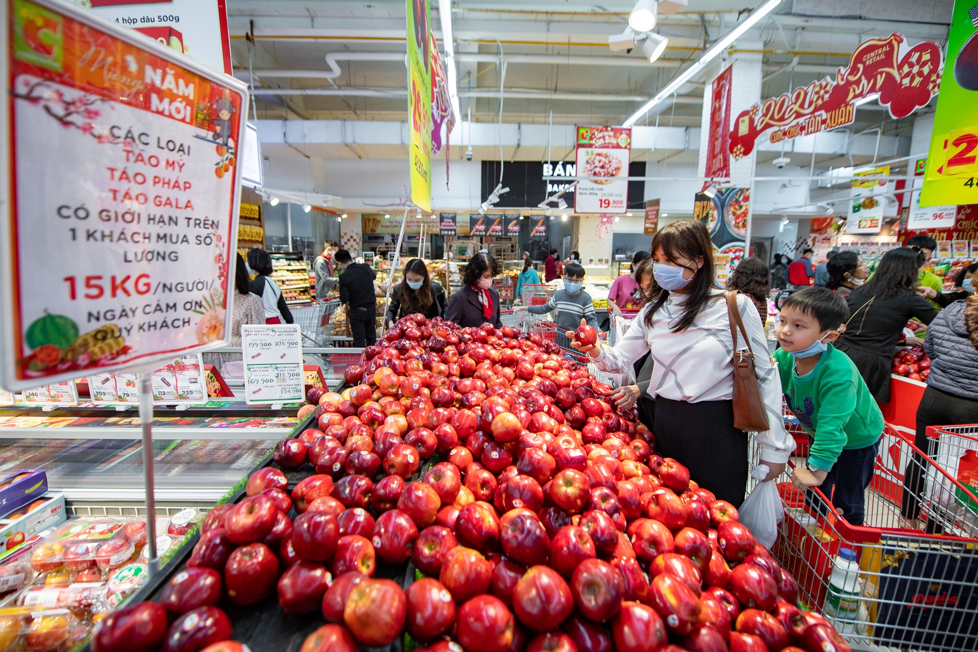 Di sieu thi mua sam dip cuoi nam Canh Ty anh 5