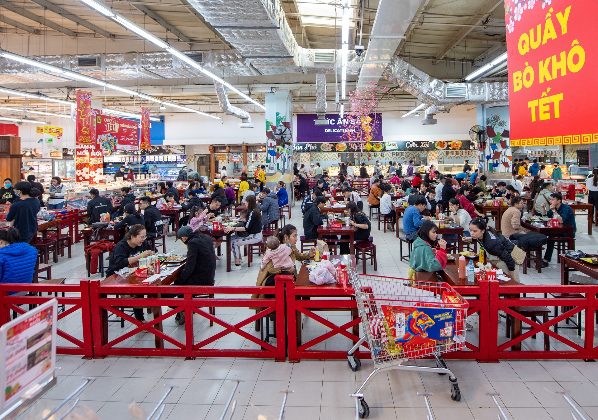 Di sieu thi mua sam dip cuoi nam Canh Ty anh 7