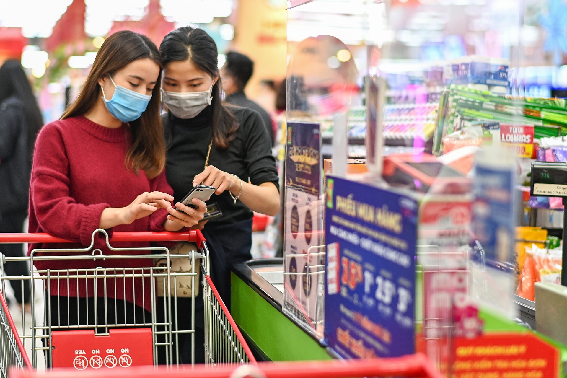 Di sieu thi mua sam dip cuoi nam Canh Ty anh 9