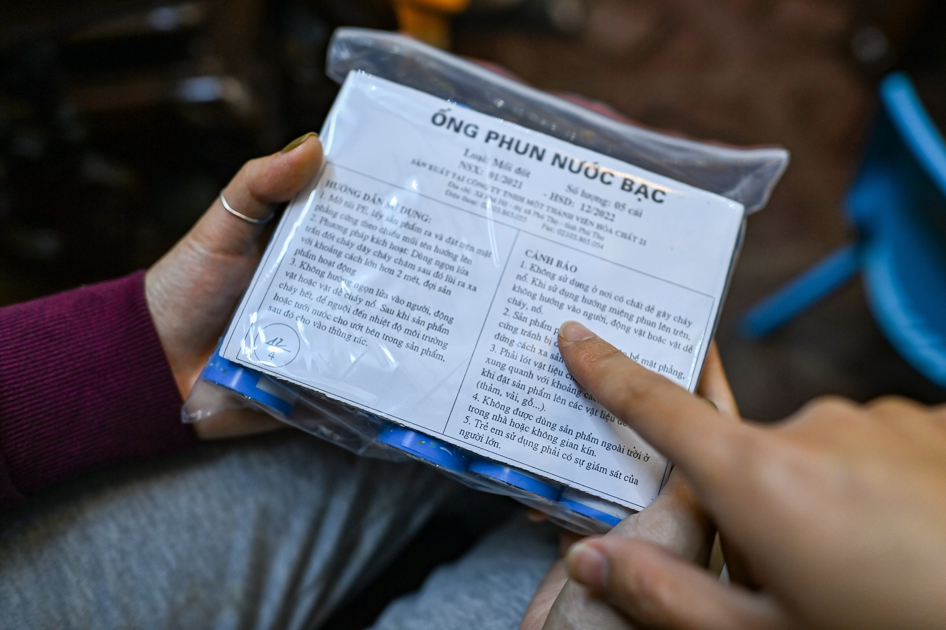 Doi mua xep hang mua phao choi Tet anh 10