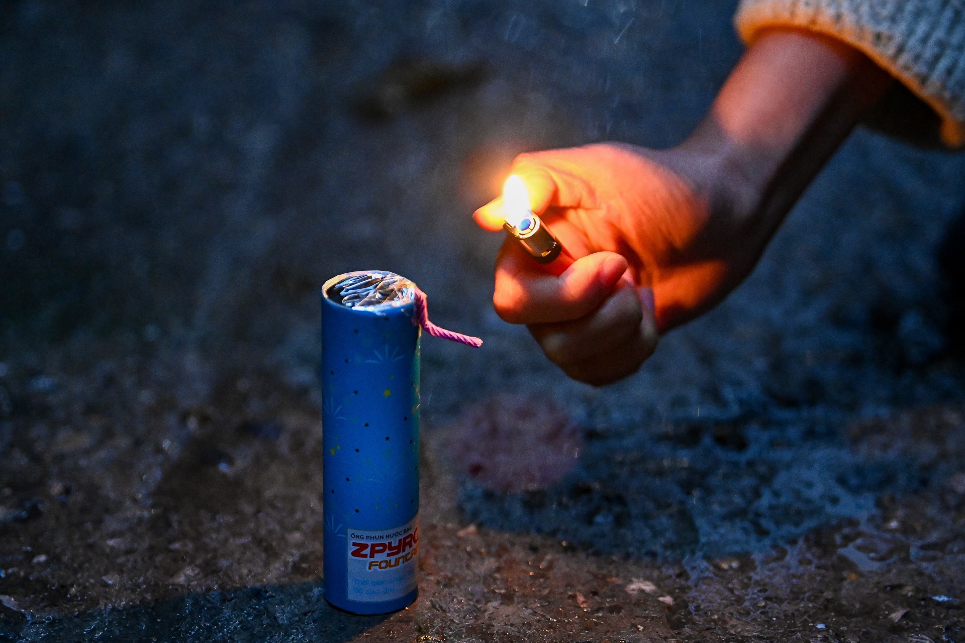 Doi mua xep hang mua phao choi Tet anh 11