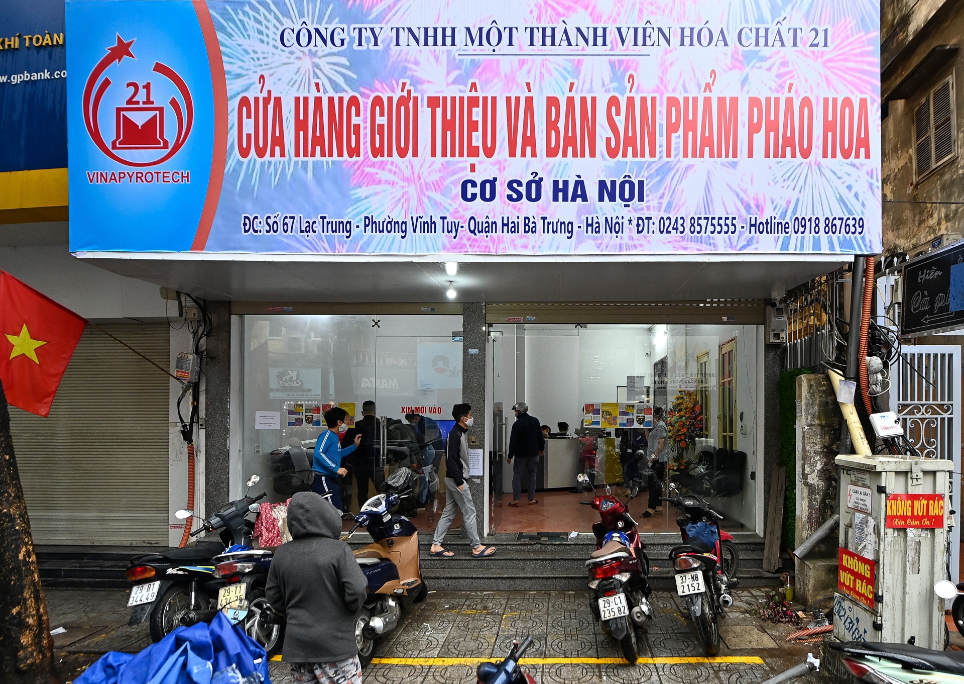 Doi mua xep hang mua phao choi Tet anh 1