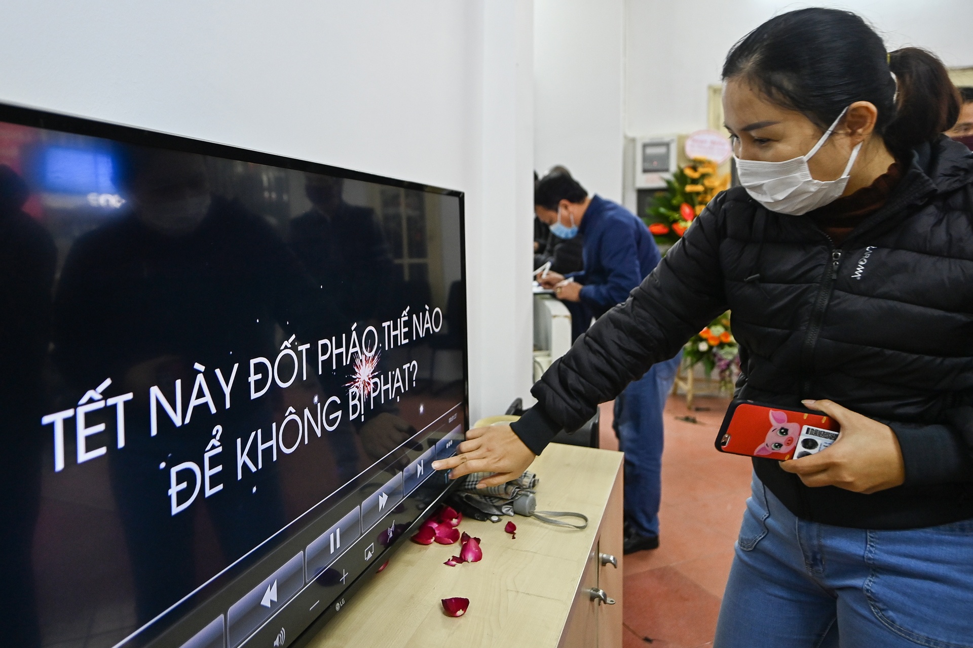 Doi mua xep hang mua phao choi Tet anh 2