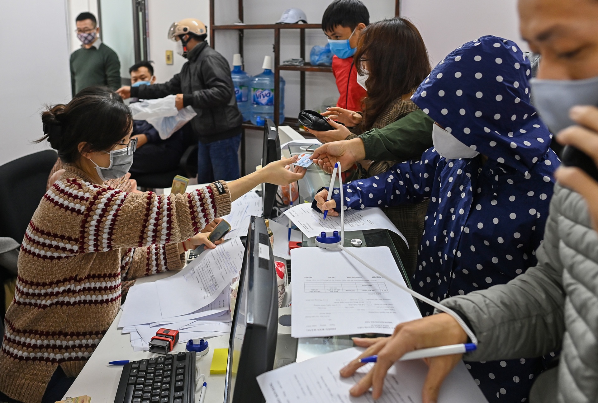 Doi mua xep hang mua phao choi Tet anh 3