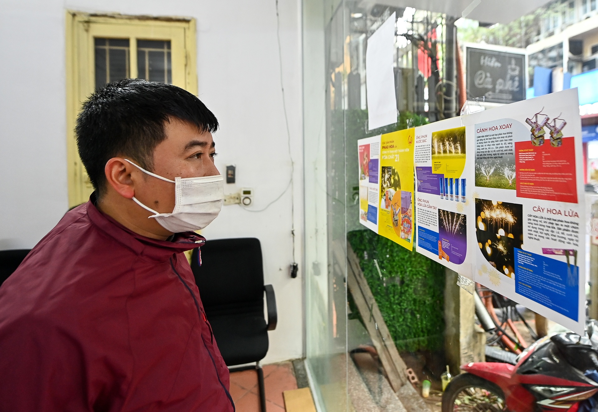 Doi mua xep hang mua phao choi Tet anh 4