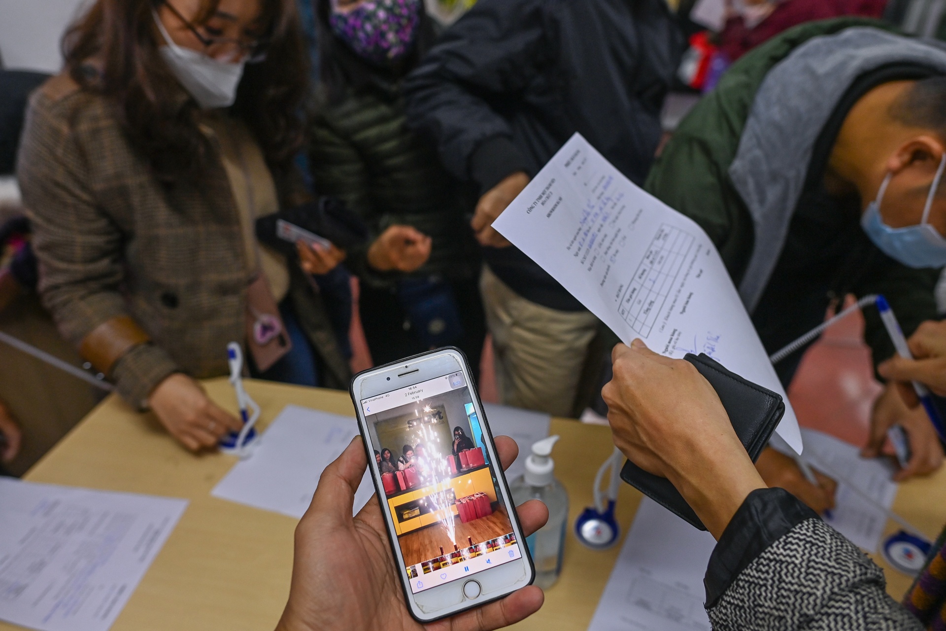 Doi mua xep hang mua phao choi Tet anh 5