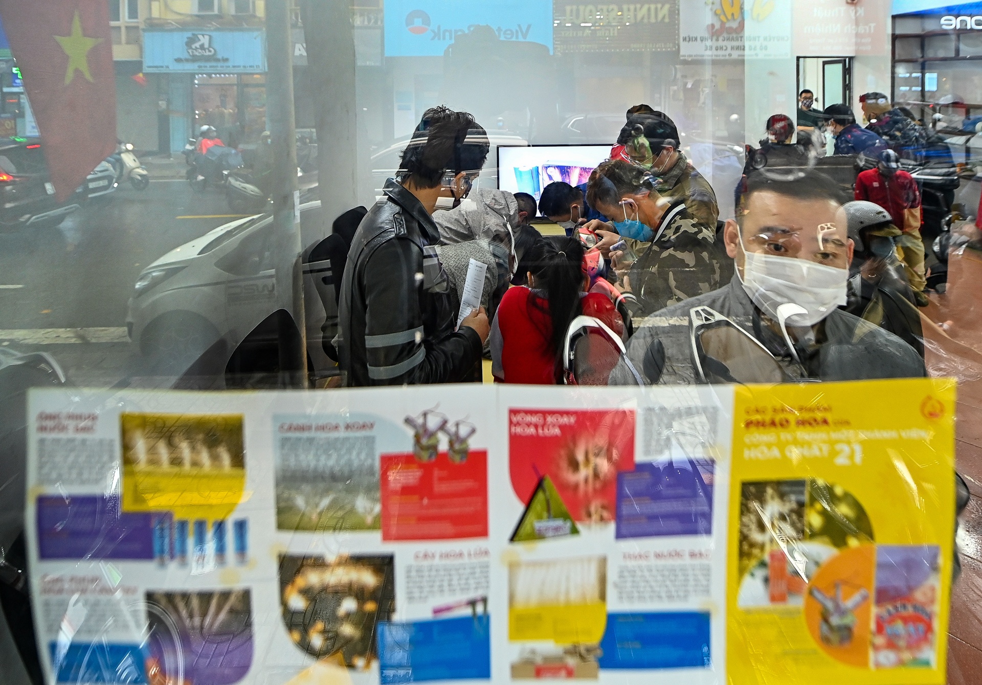 Doi mua xep hang mua phao choi Tet anh 6