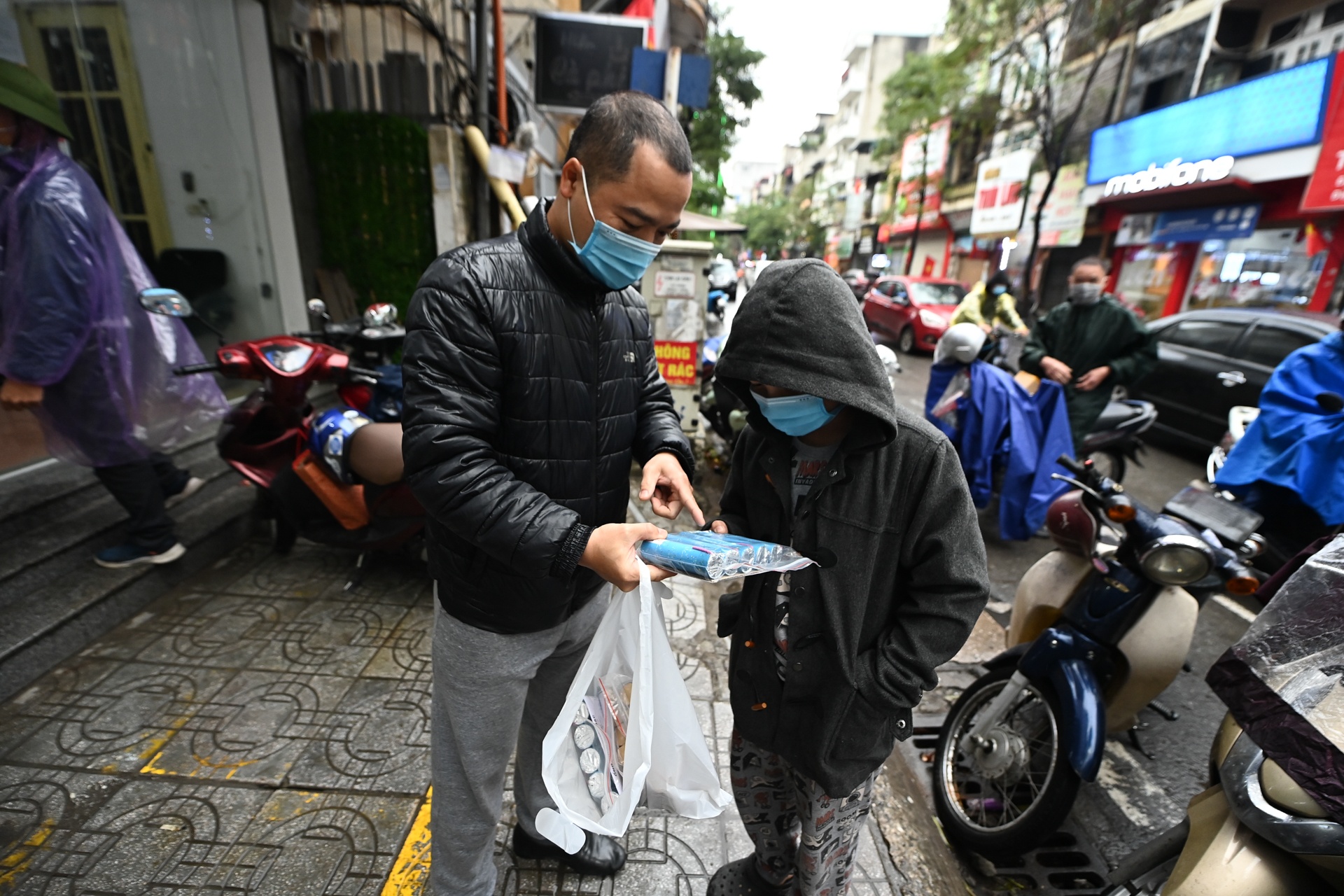 Doi mua xep hang mua phao choi Tet anh 7