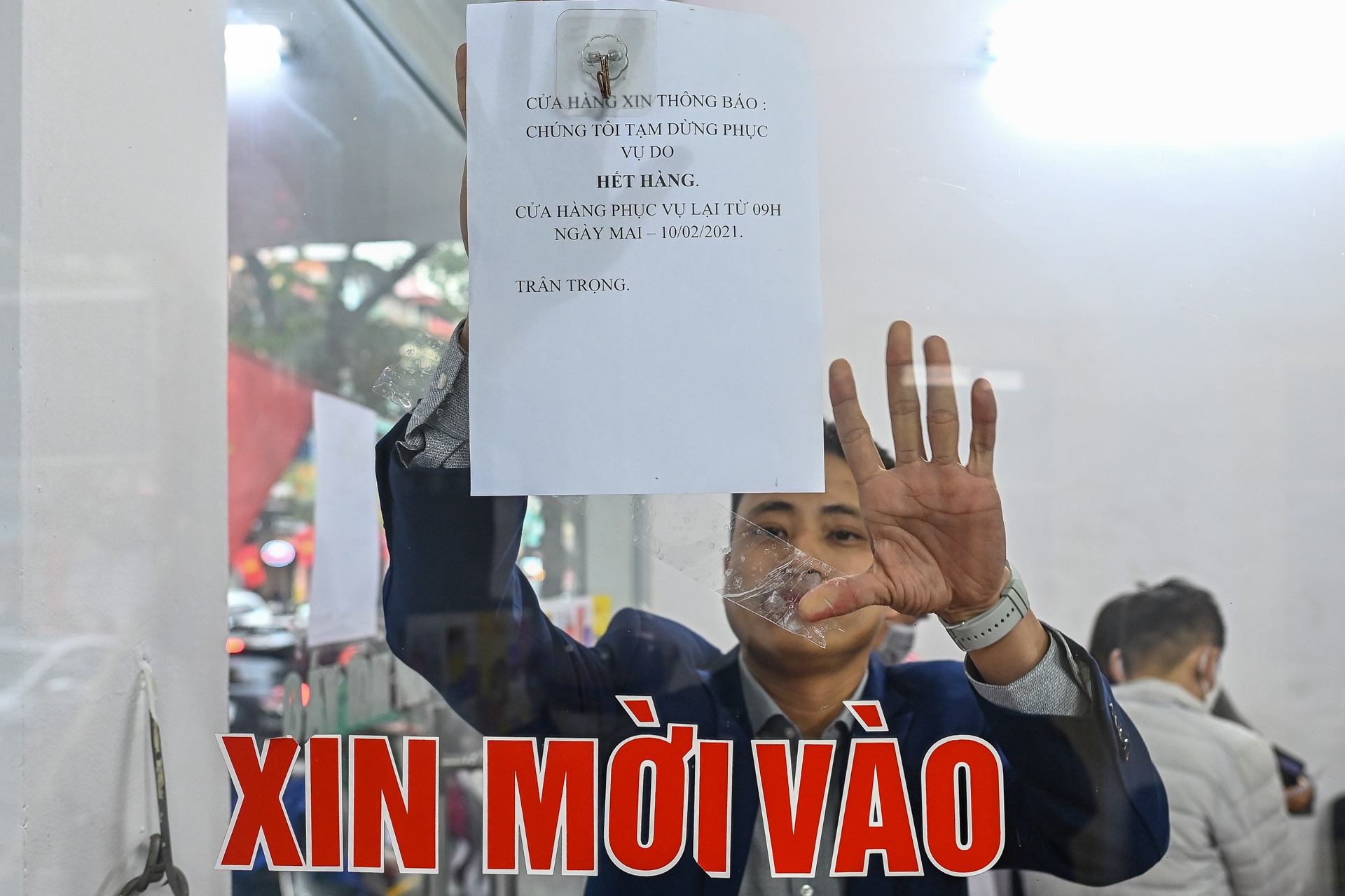 Doi mua xep hang mua phao choi Tet anh 8