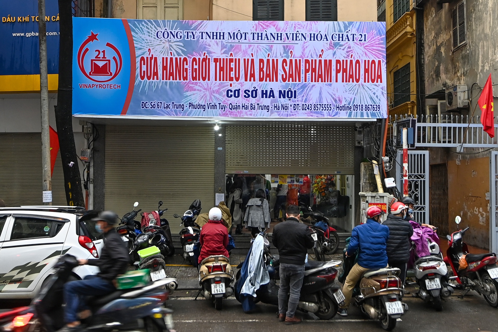 Doi mua xep hang mua phao choi Tet anh 9