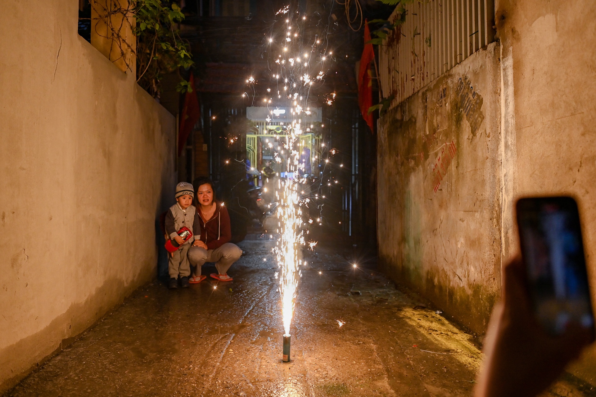 Doi mua cho mua phao hoa o trung tam Ha Noi hinh anh