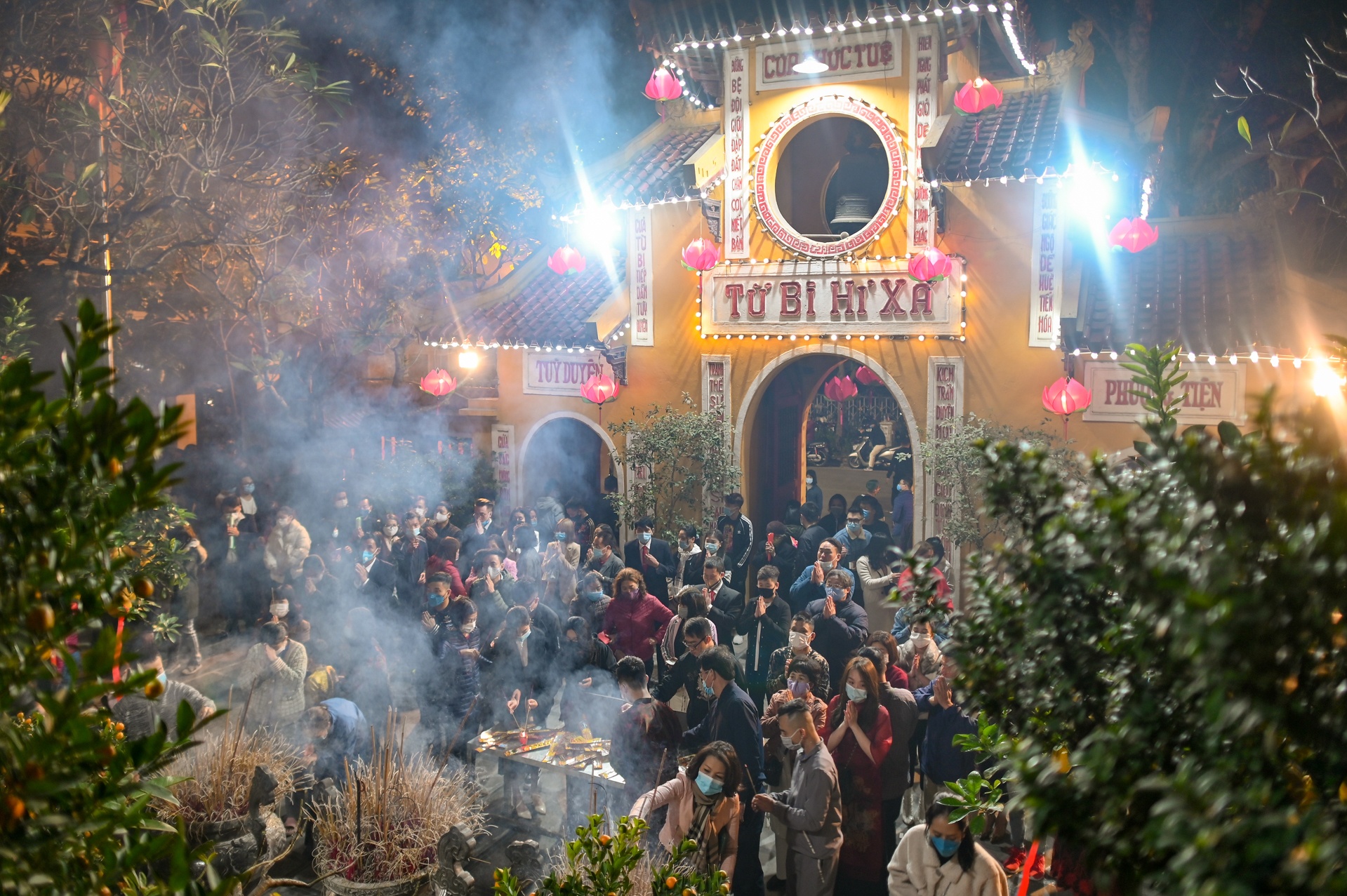 Nguoi dan len chua le Phat sau giao thua anh 1