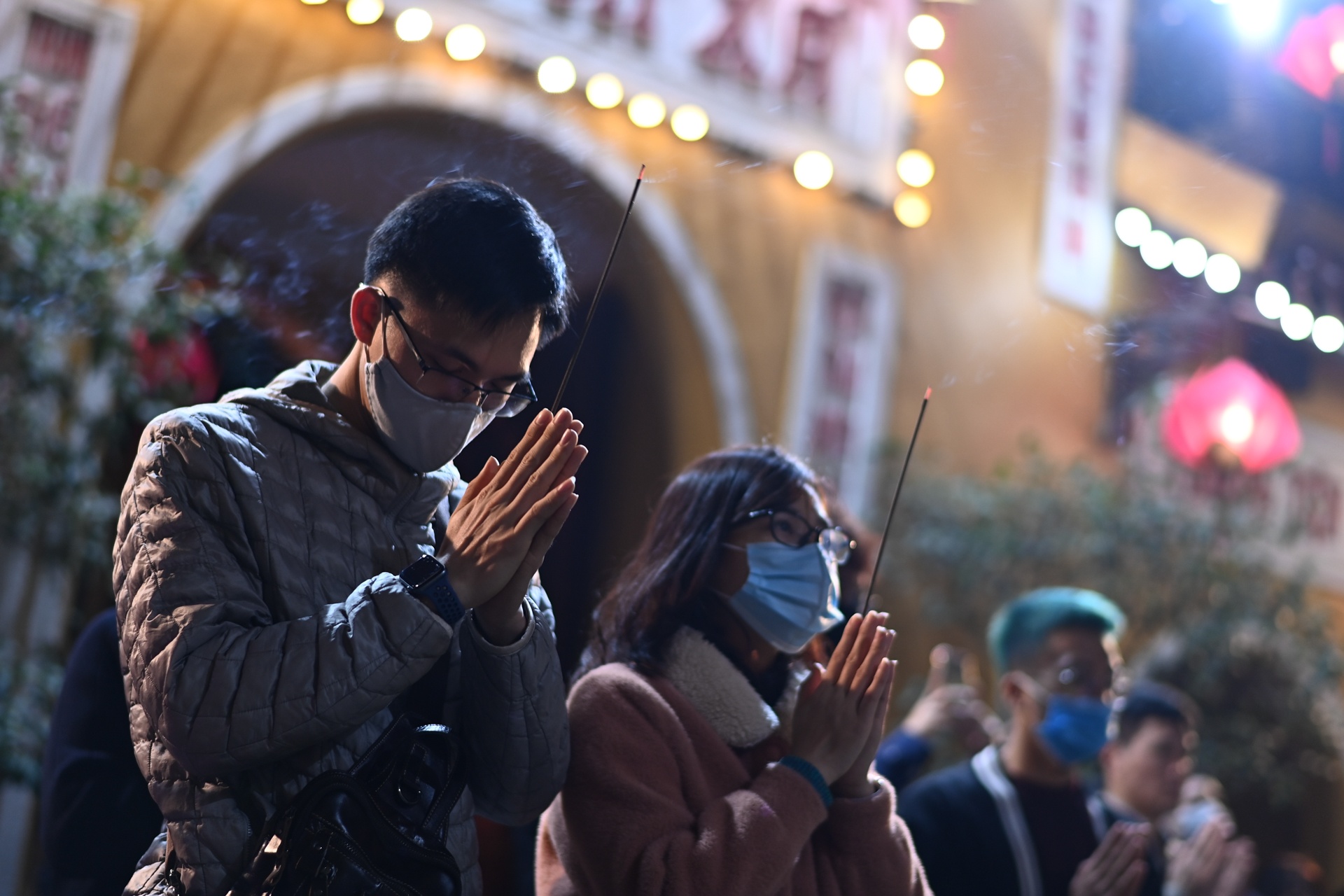 Nguoi dan len chua le Phat sau giao thua anh 2