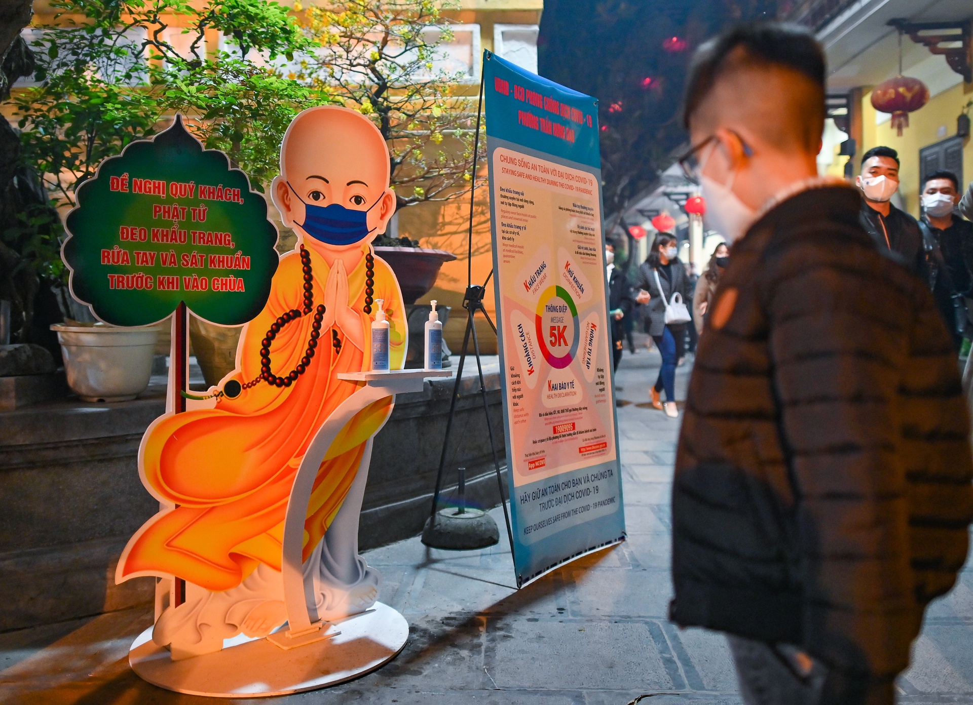 Nguoi dan len chua le Phat sau giao thua anh 4