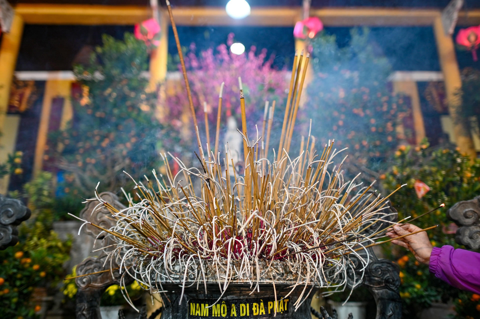 Nguoi dan len chua le Phat sau giao thua anh 6