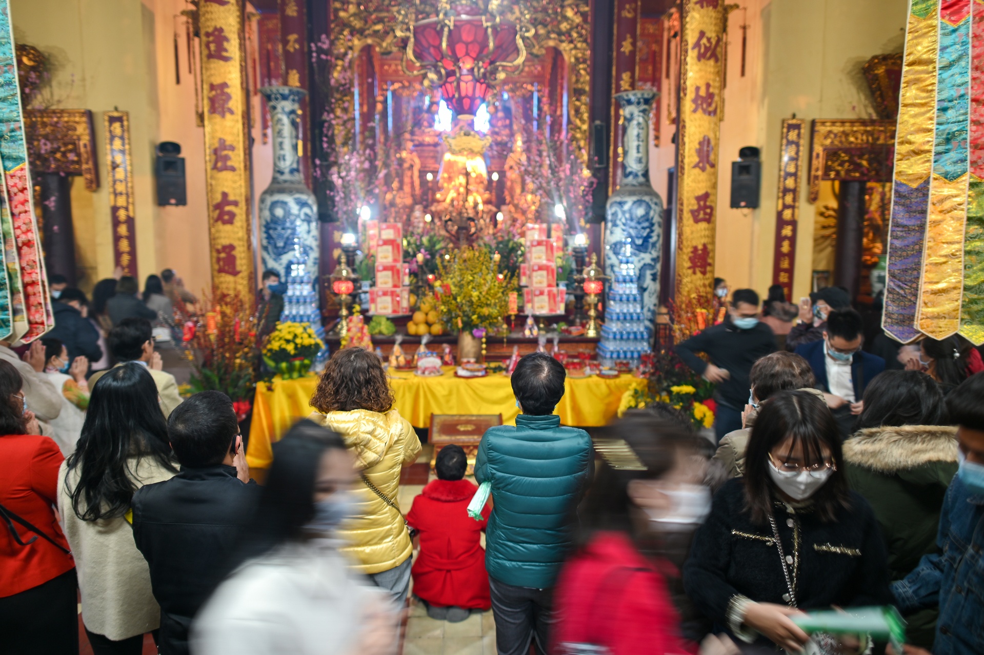 Nguoi dan len chua le Phat sau giao thua anh 7