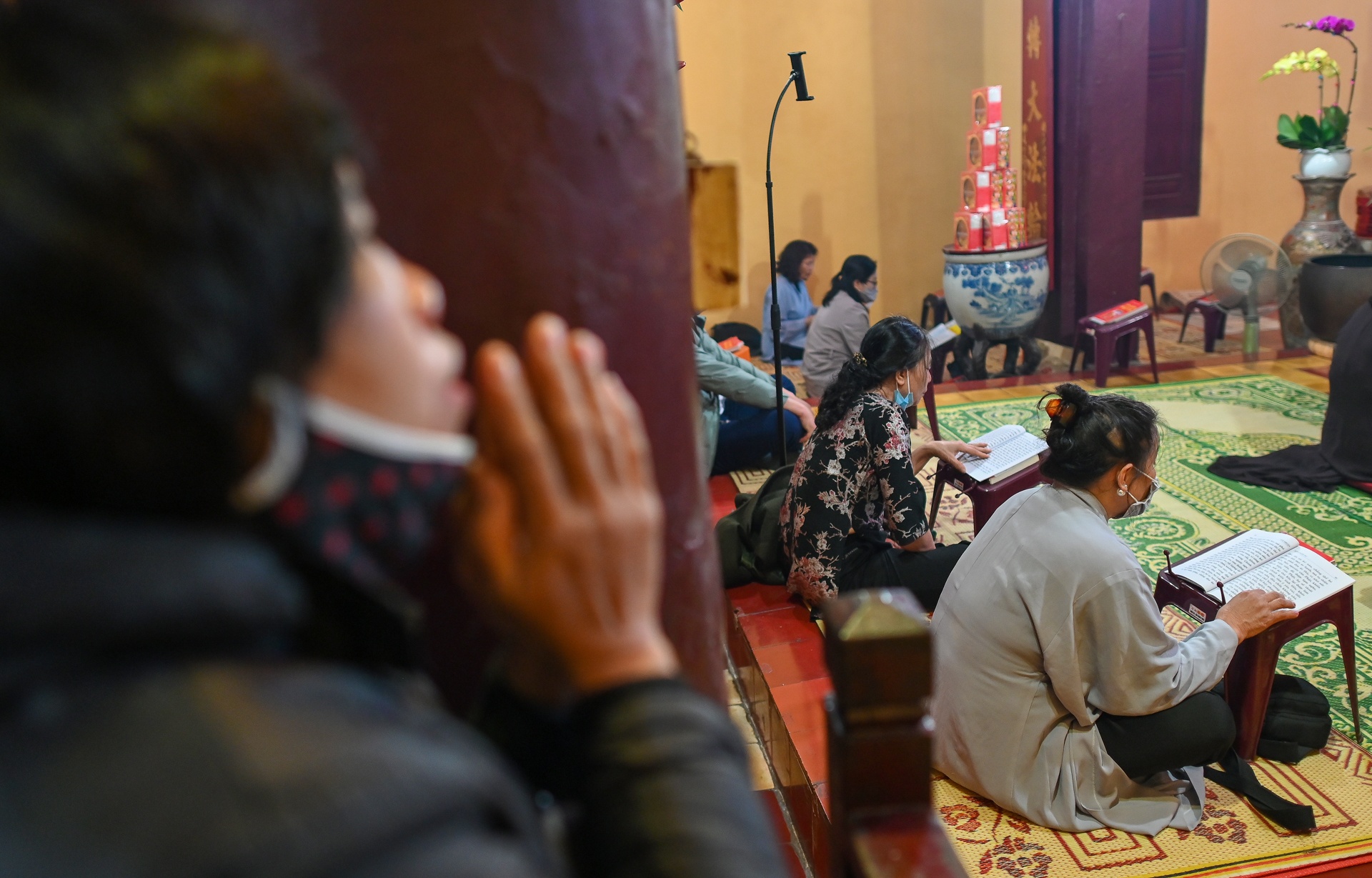 Nguoi dan len chua le Phat sau giao thua anh 8