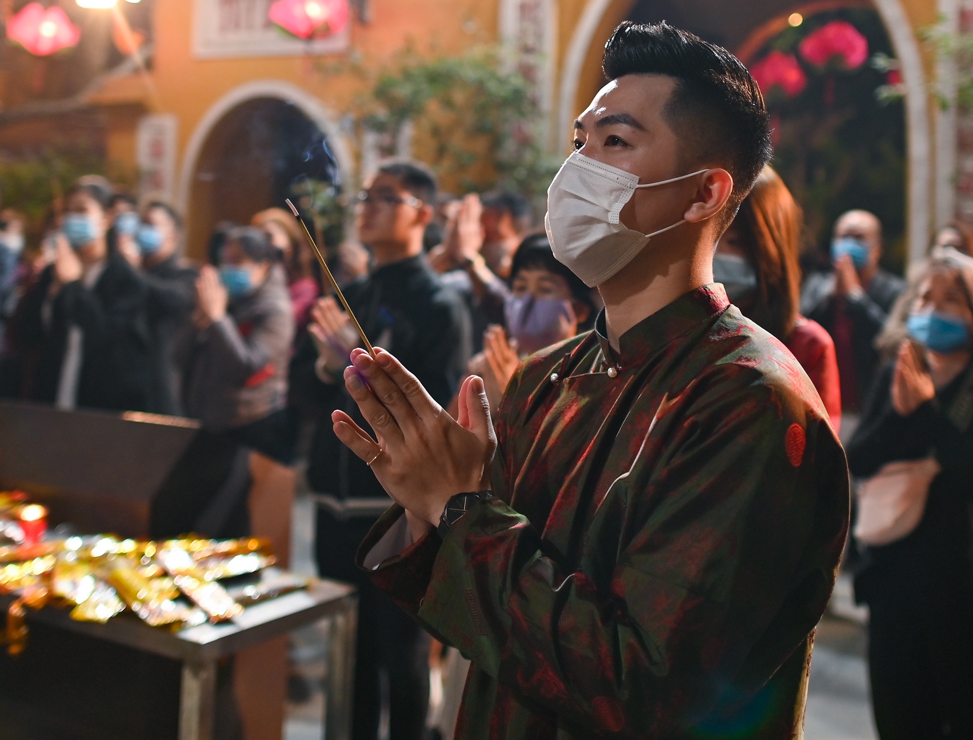 Nguoi dan len chua le Phat sau giao thua anh 9