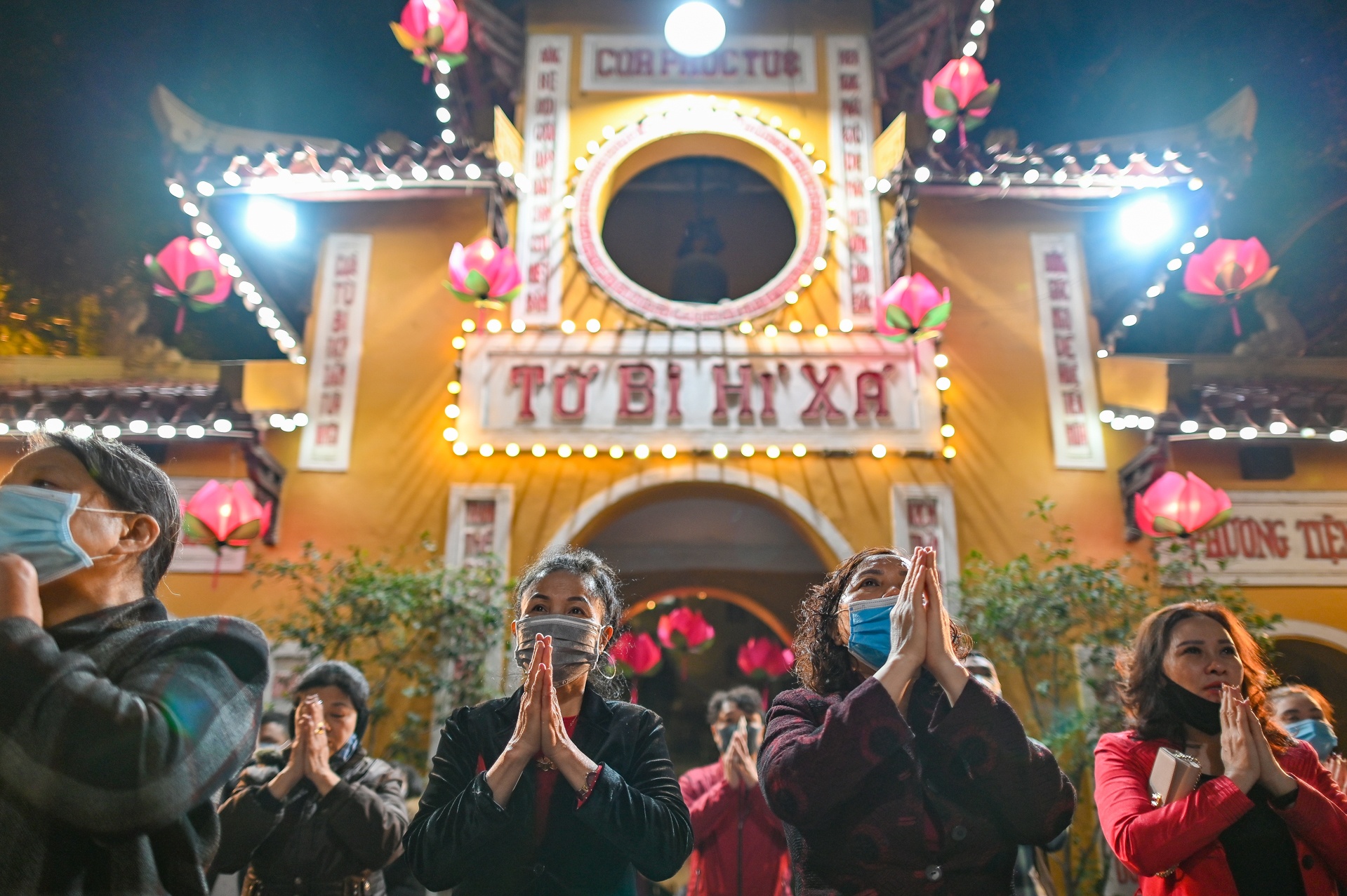 Nguoi Ha Noi deo khau trang di le chua Quan Su hinh anh