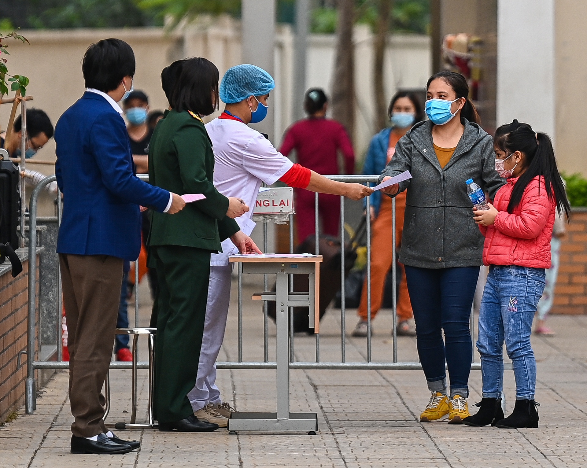 Hết cách ly trường tiểu học Xuân Phương ảnh 2 Het cach ly truong tieu hoc Xuan Phuong anh 2