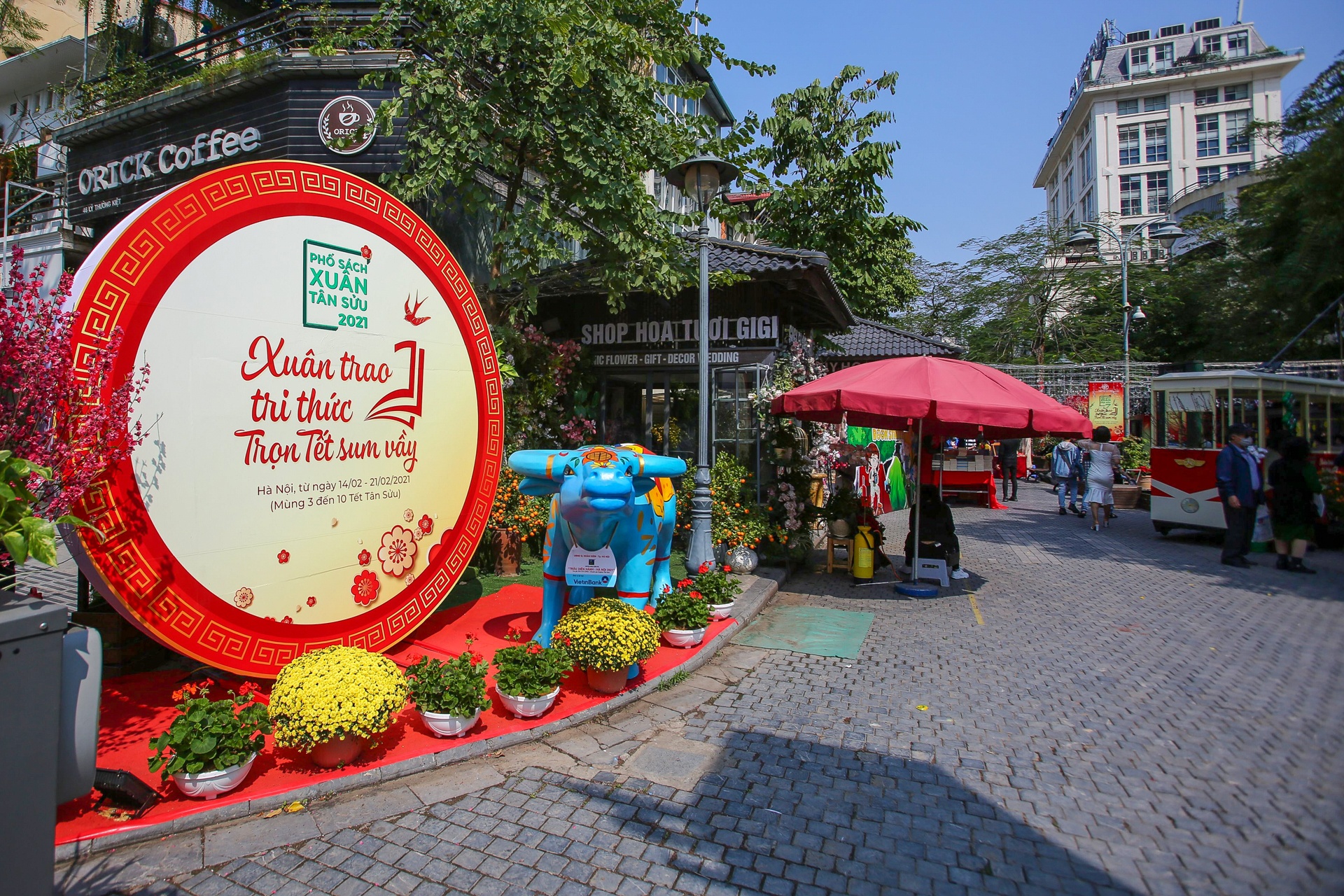 Nhon nhip pho sach Xuan Tan Suu anh 1