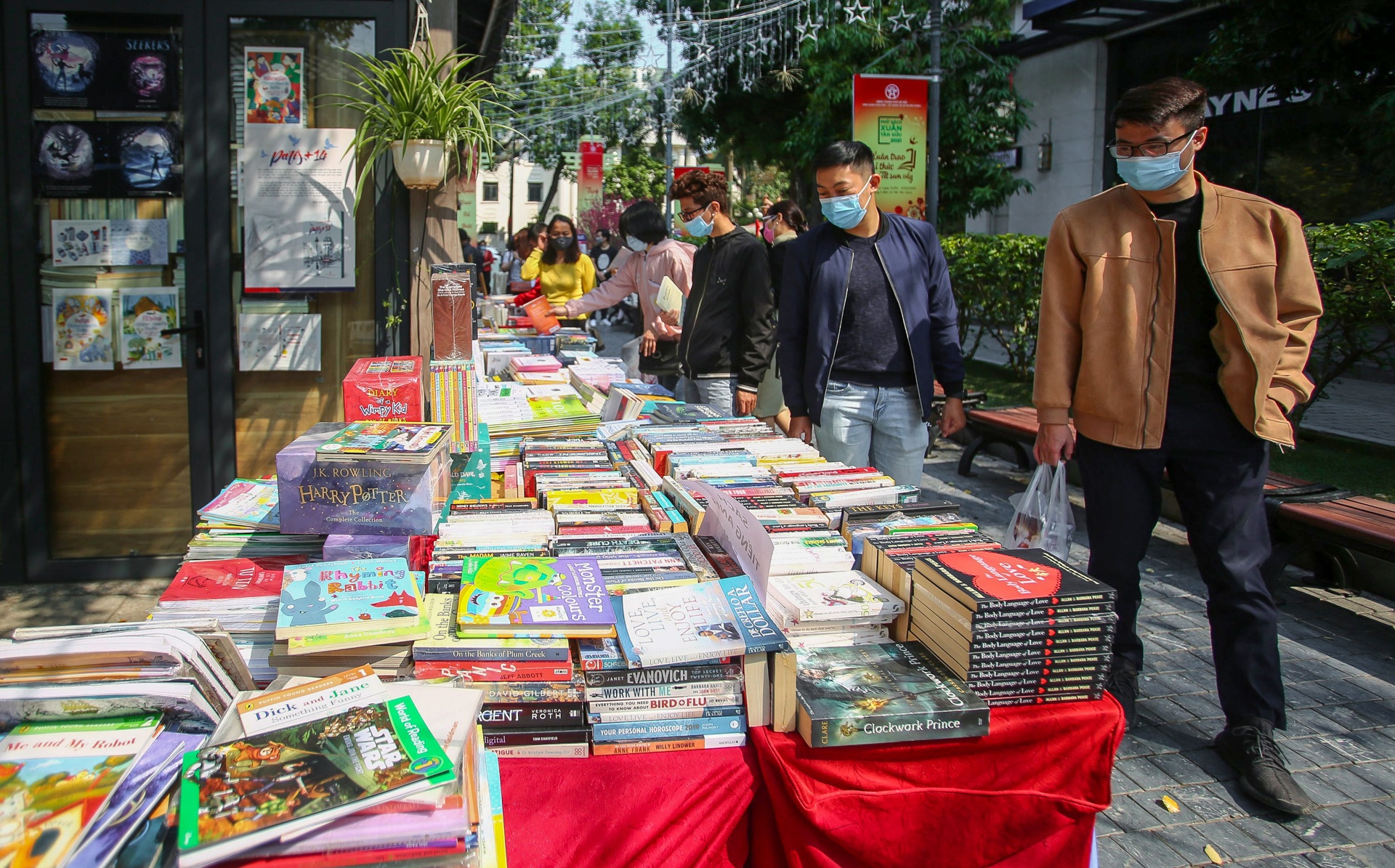 Nhon nhip pho sach Xuan Tan Suu anh 3