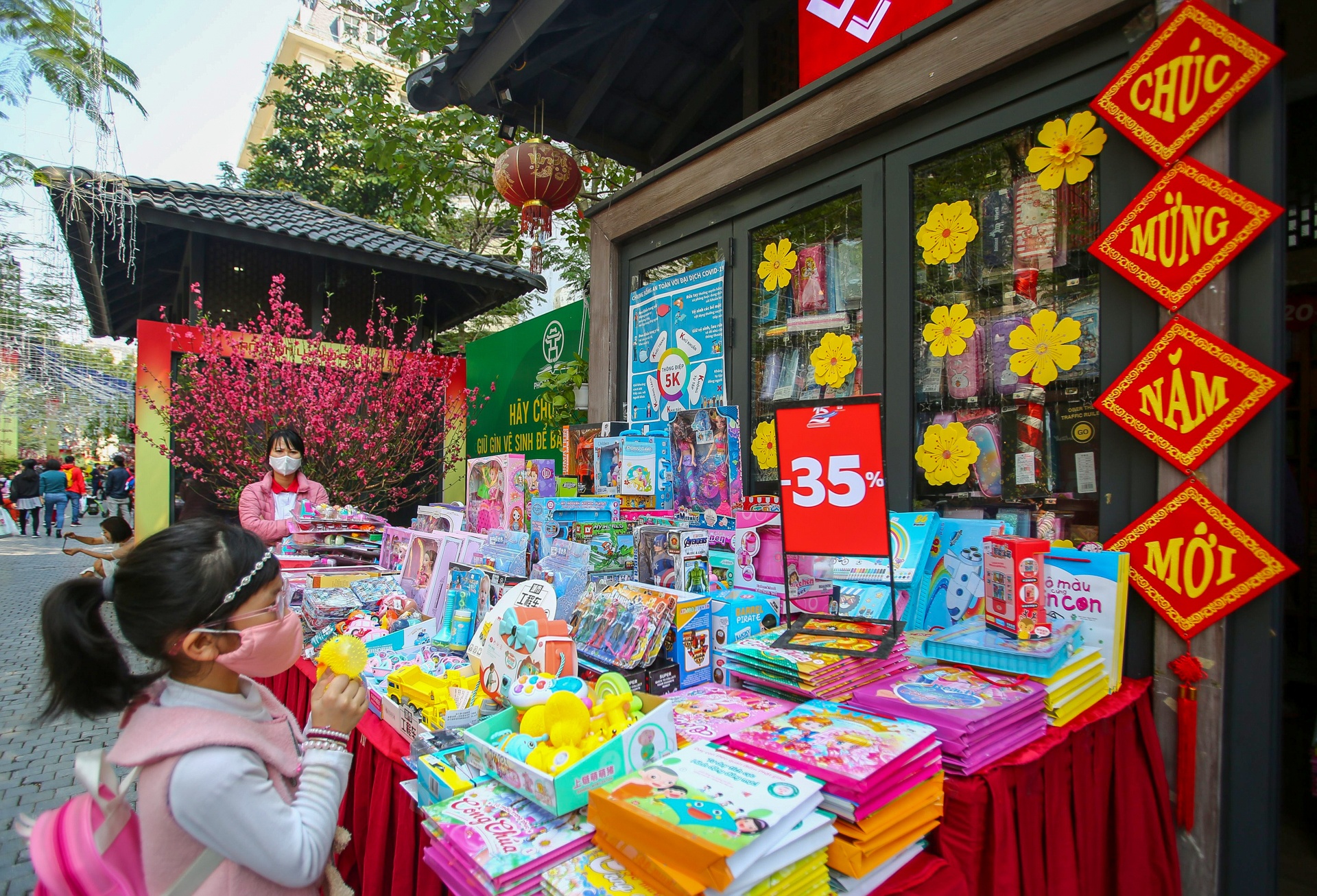 Nhon nhip pho sach Xuan Tan Suu anh 4