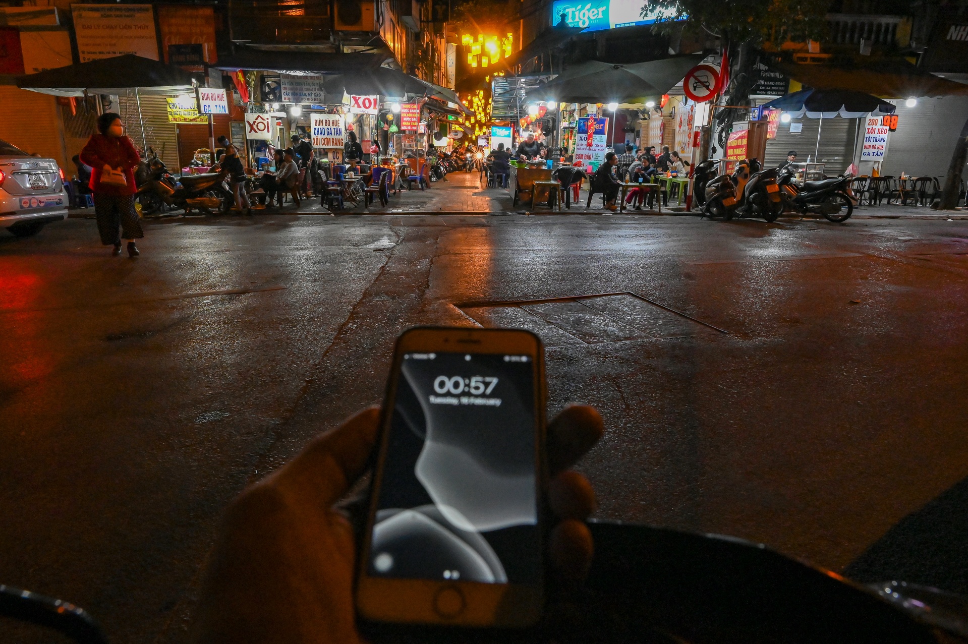 Dong cua hang quan via he Ha Noi anh 10