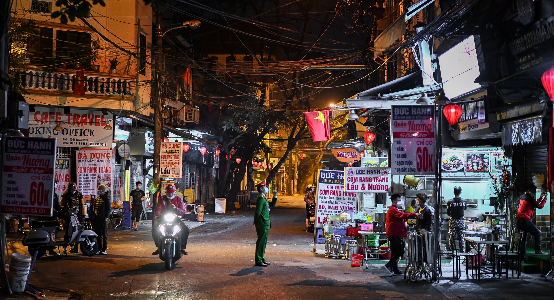 Dong cua hang quan via he Ha Noi anh 1