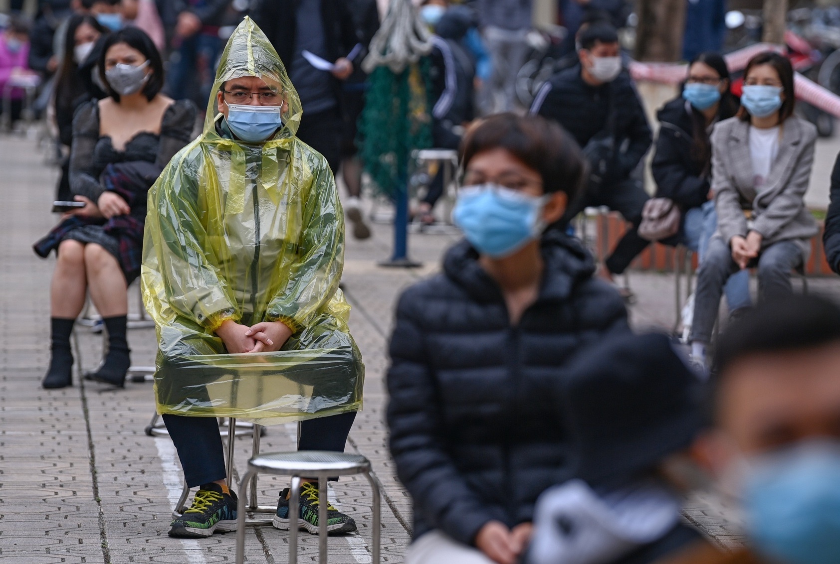 Ha Noi lay hang nghin mau xet nghiem cho nguoi tro ve tu vung dich hinh anh