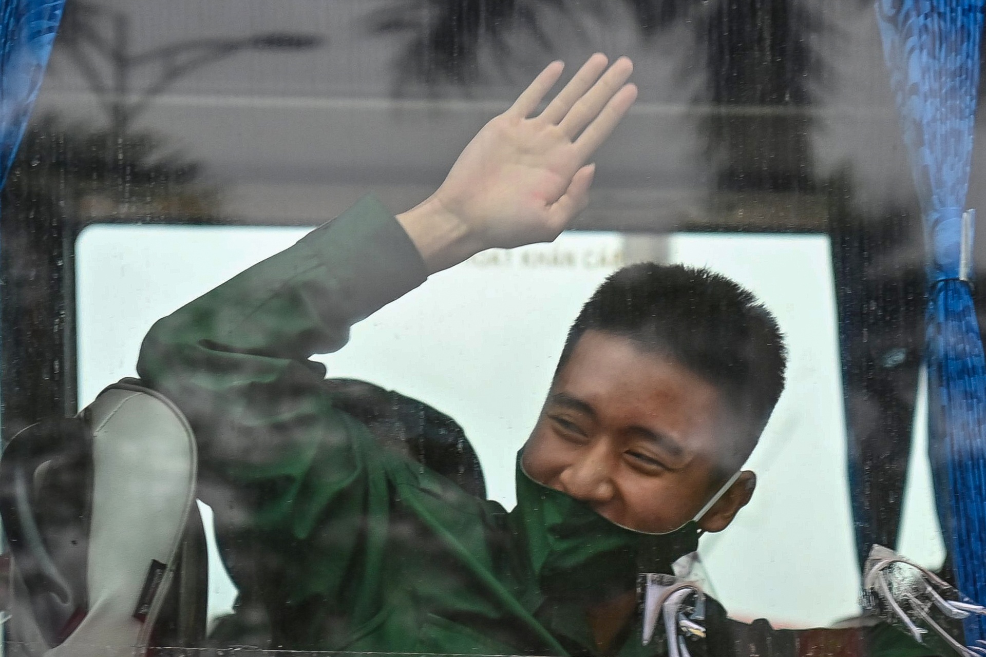 Tan binh Ha Noi chia tay nguoi than len duong nhap ngu hinh anh