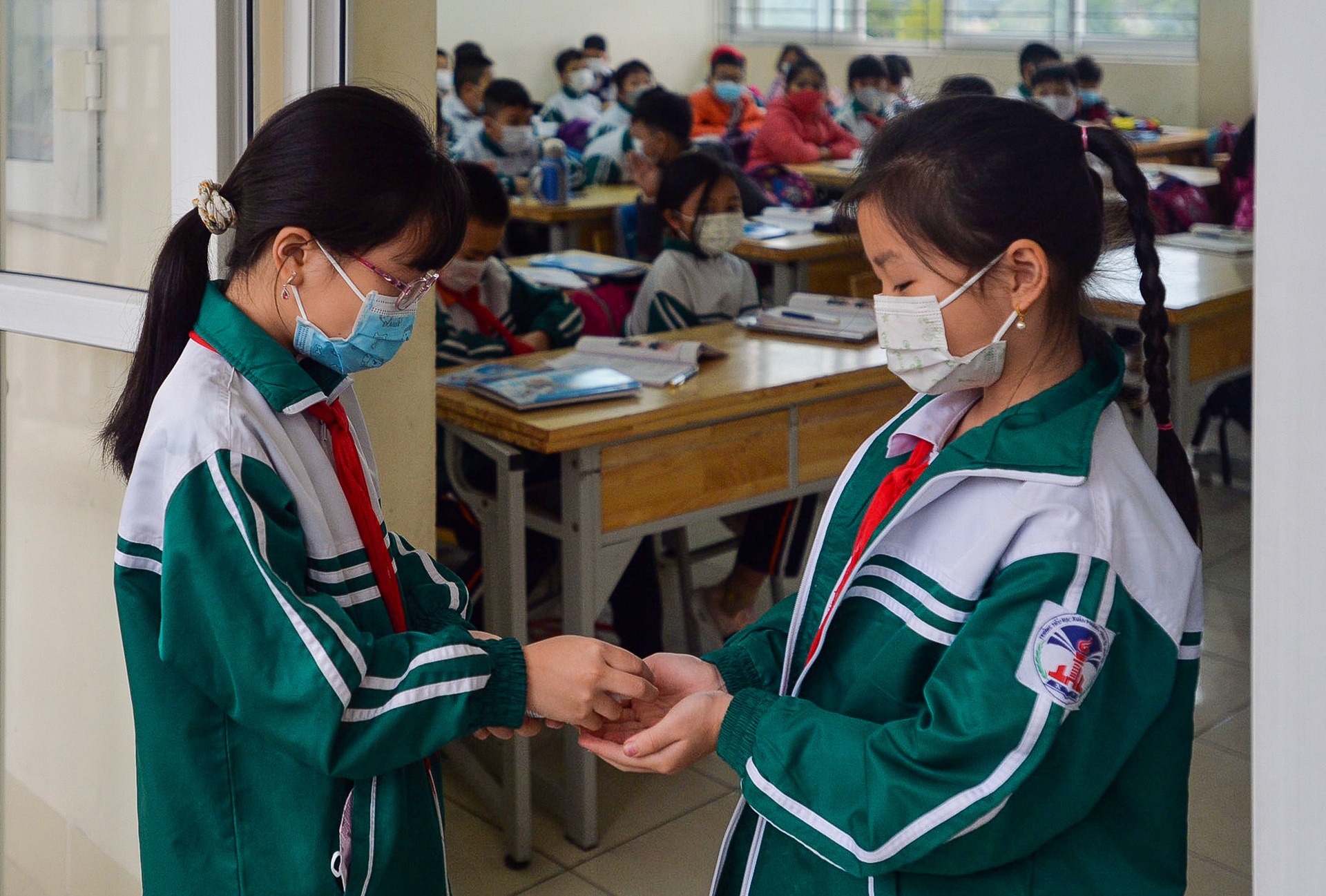 Hoc sinh Ha Noi di hoc lai anh 10