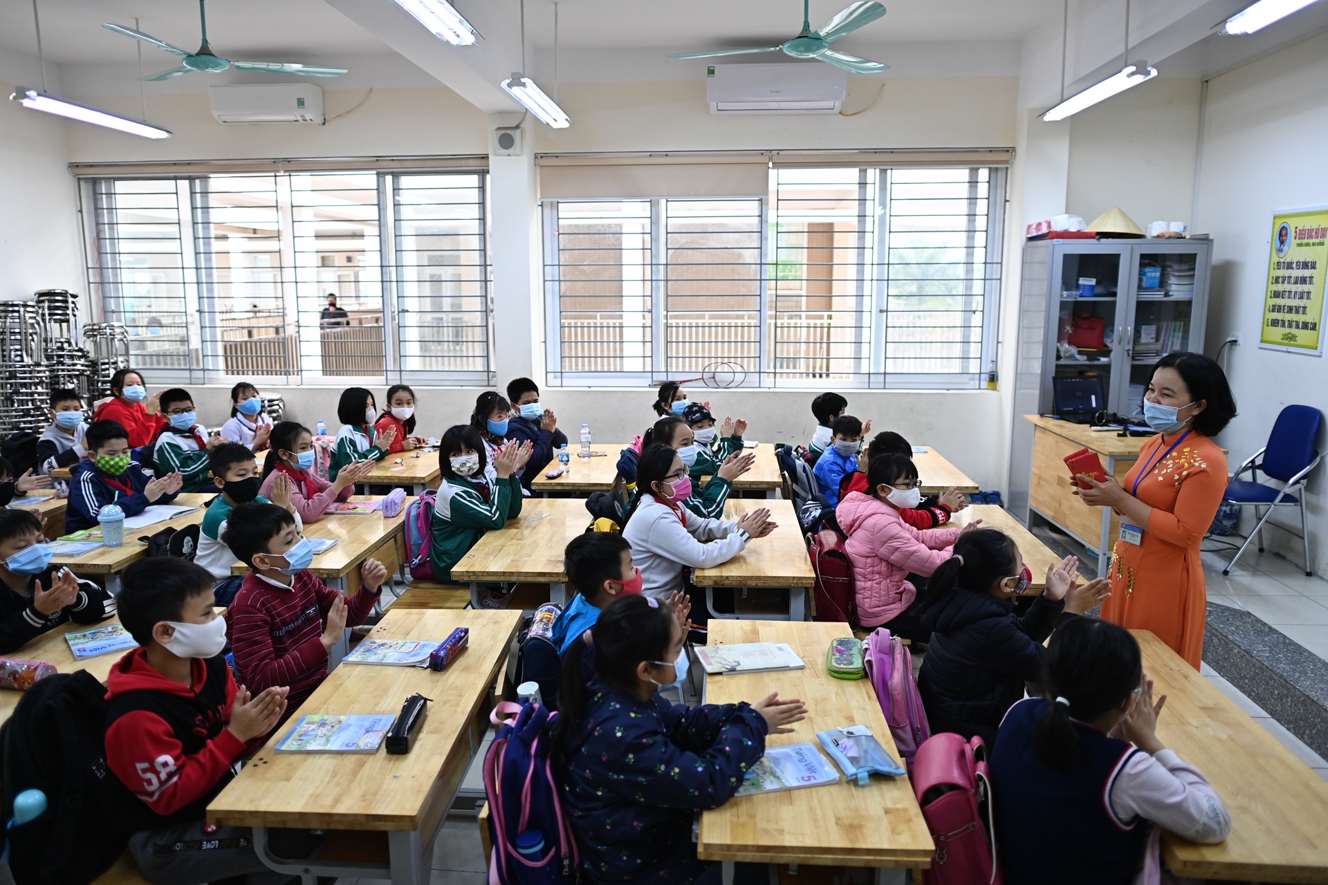 Hoc sinh Ha Noi di hoc lai anh 7