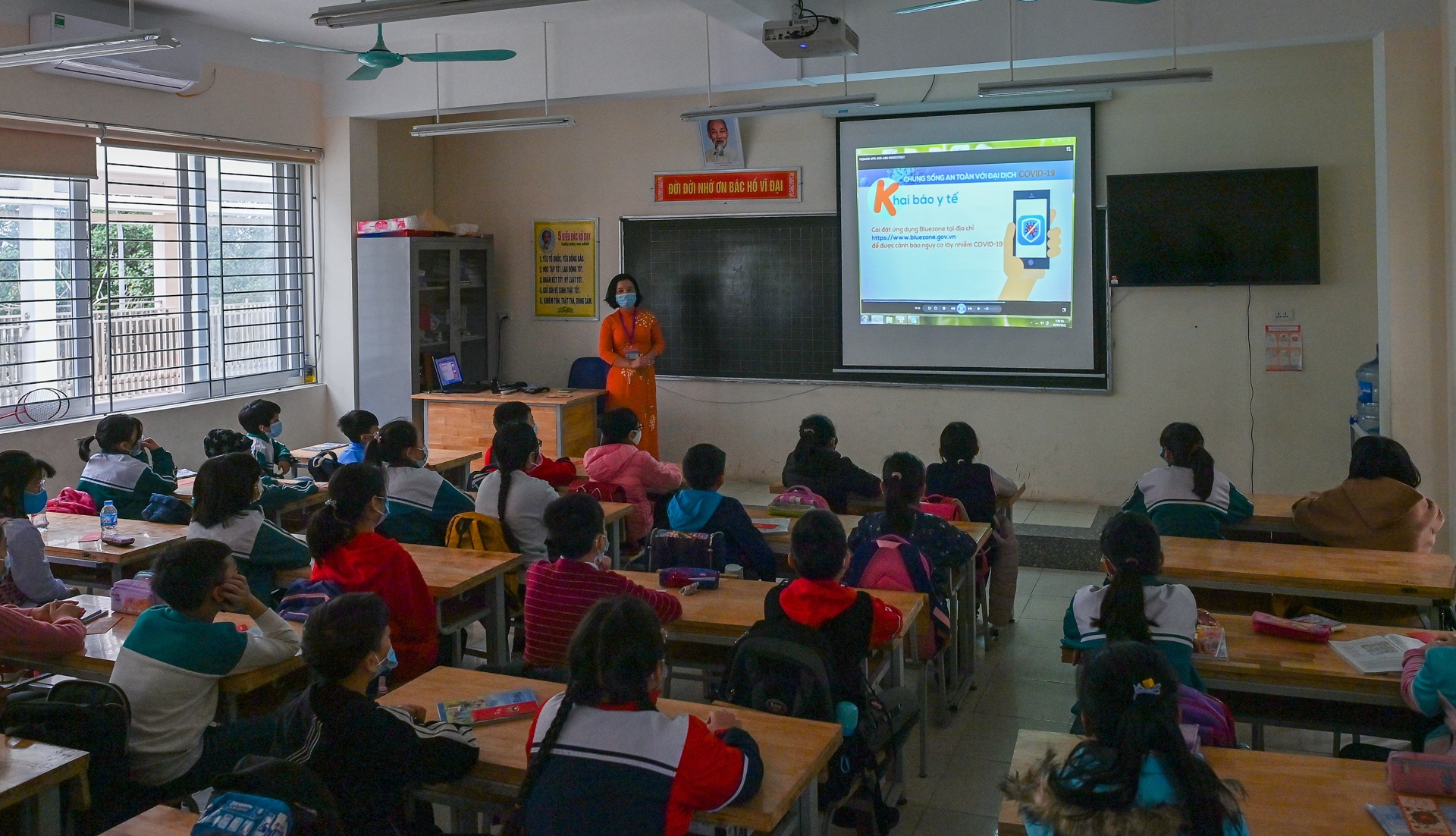 Hoc sinh Ha Noi di hoc lai anh 9