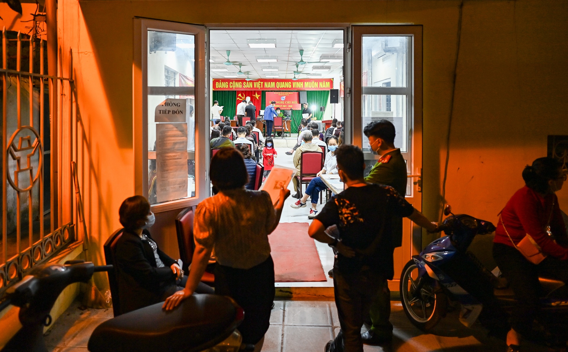 xep hang lam can cuoc cong dan gan chip anh 1