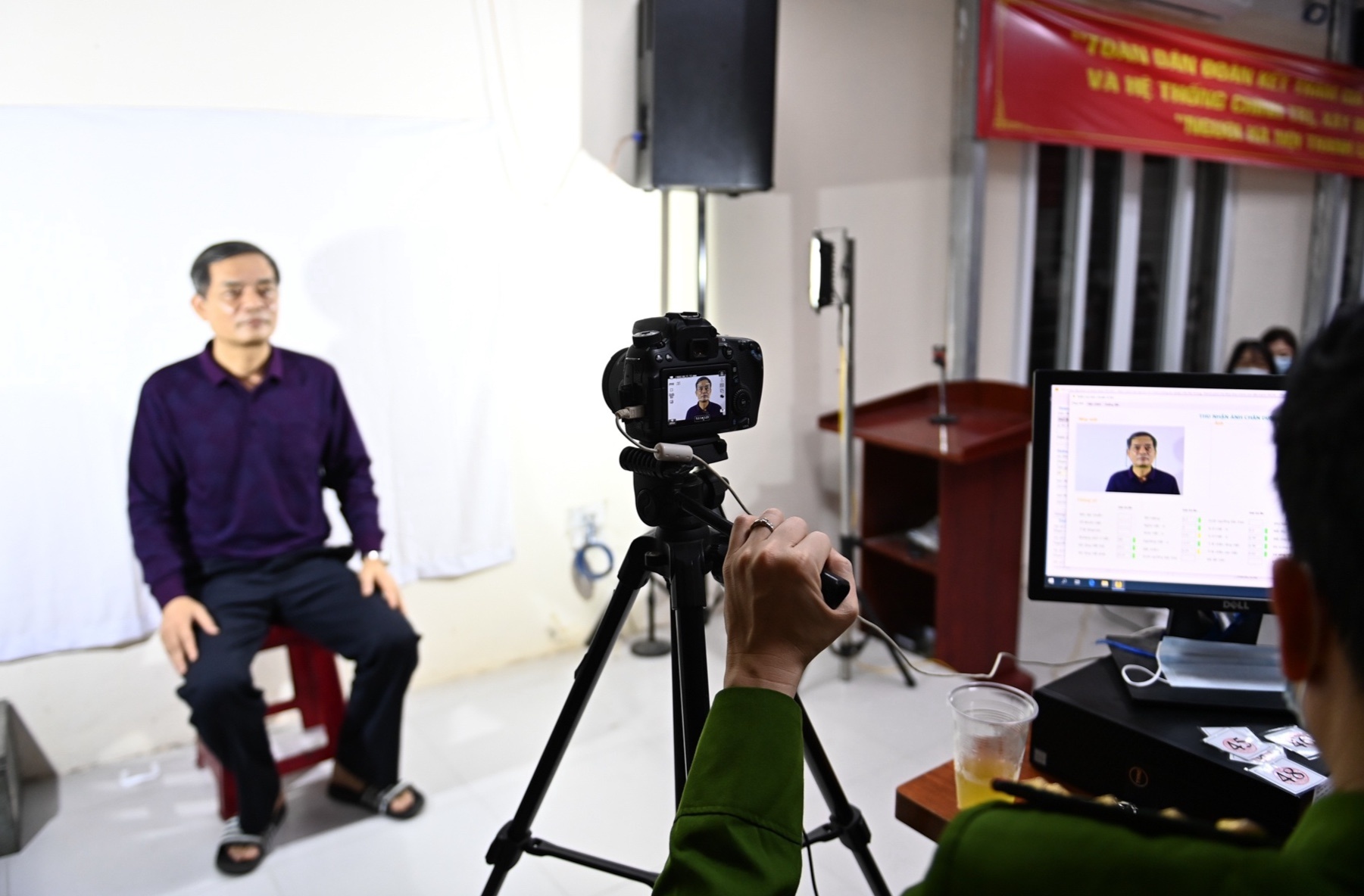 xep hang lam can cuoc cong dan gan chip anh 6