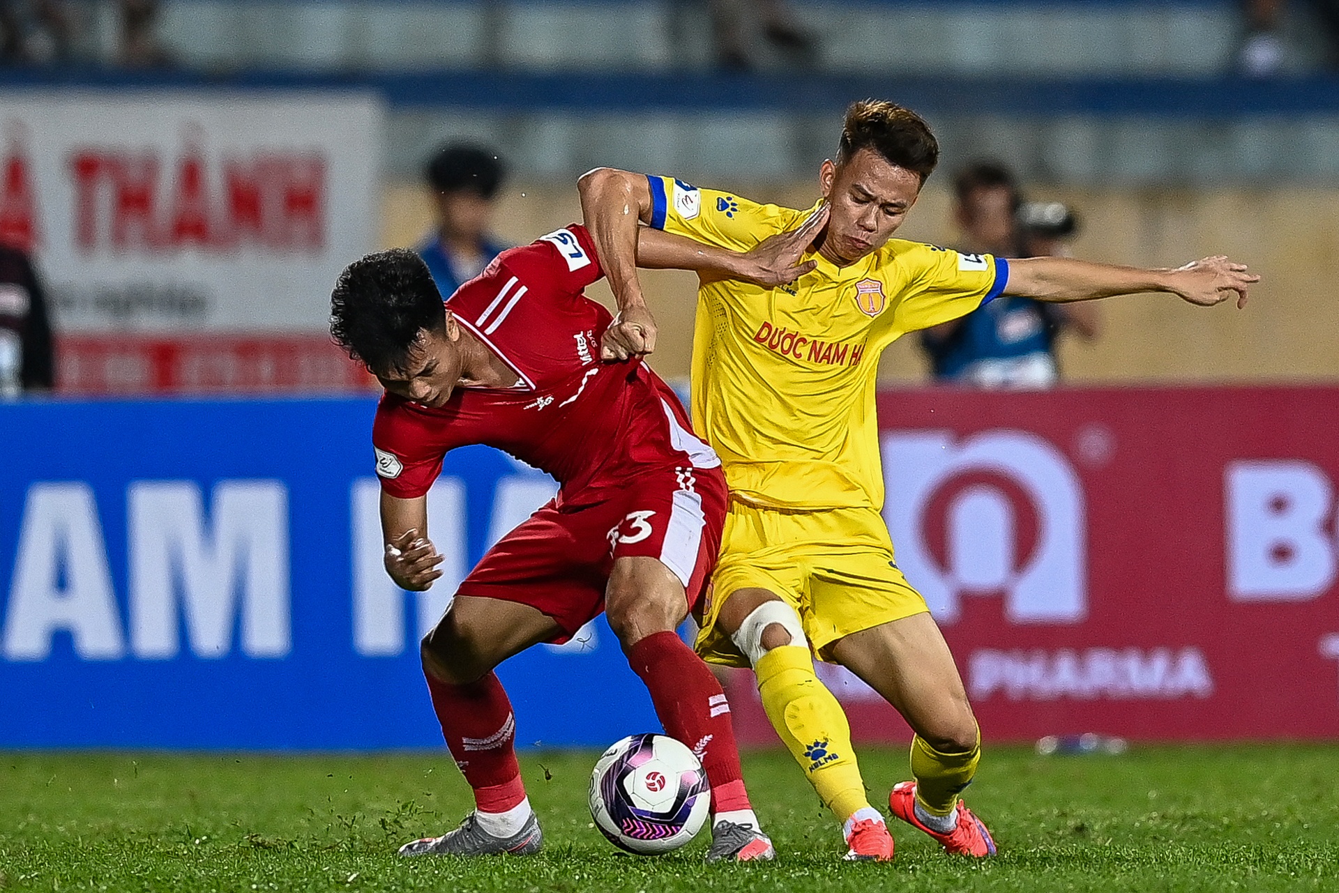 Trong Hoang toa sang Viettel danh bai Nam Dinh anh 6