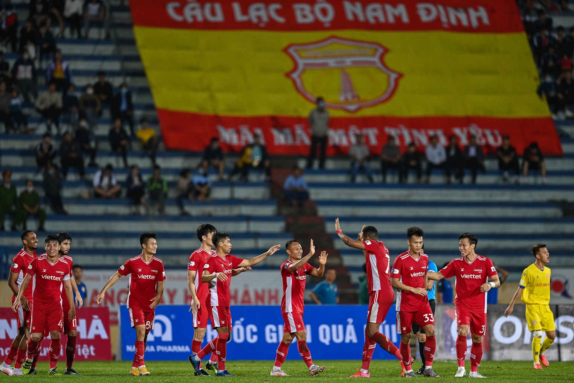 Trong Hoang toa sang Viettel danh bai Nam Dinh anh 10