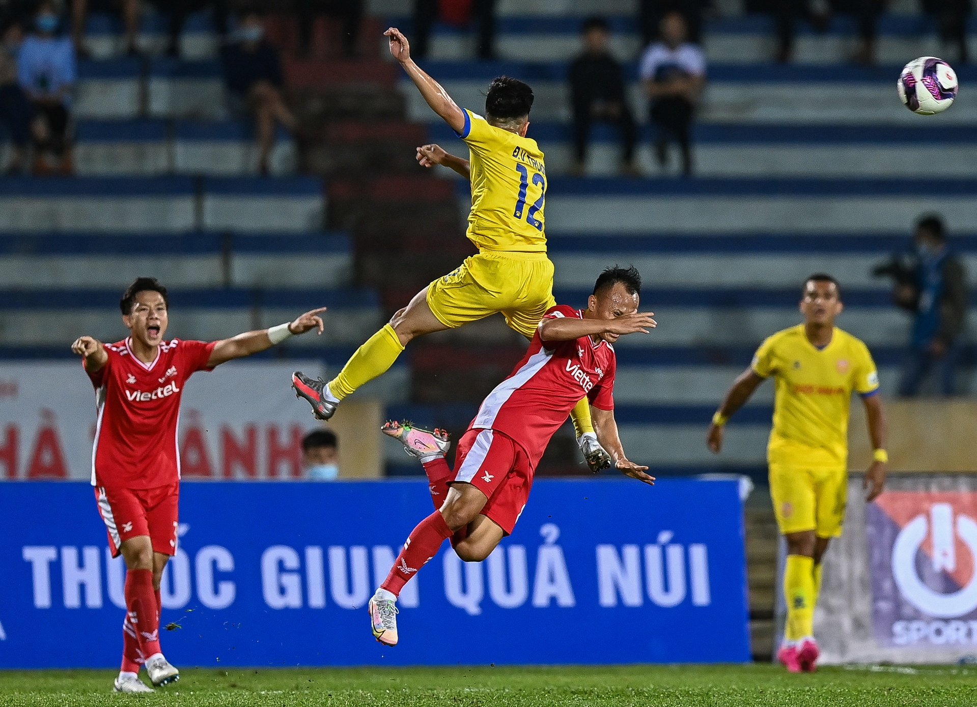 Trong Hoang toa sang Viettel danh bai Nam Dinh anh 1