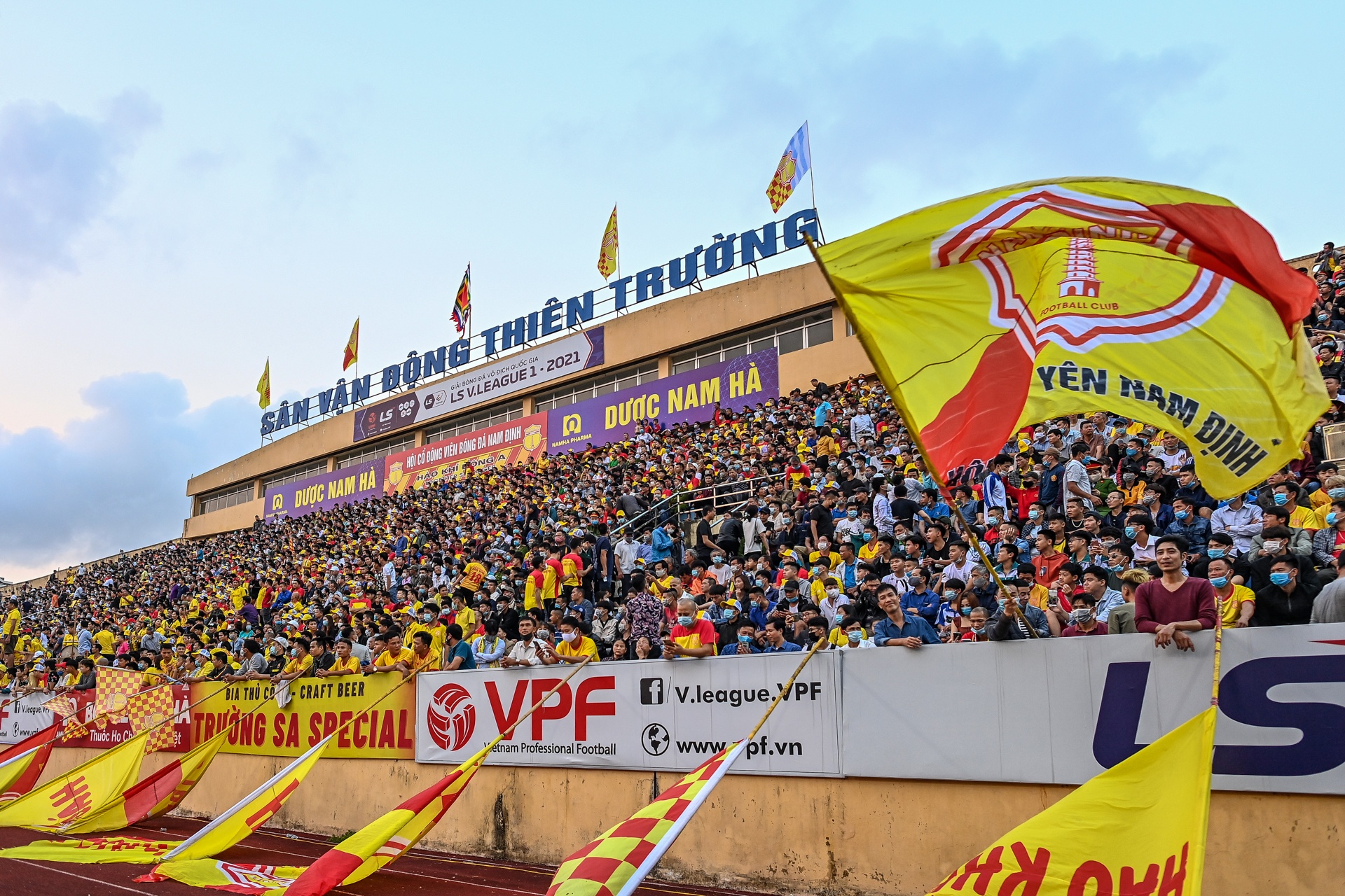 Trong Hoang toa sang Viettel danh bai Nam Dinh anh 2