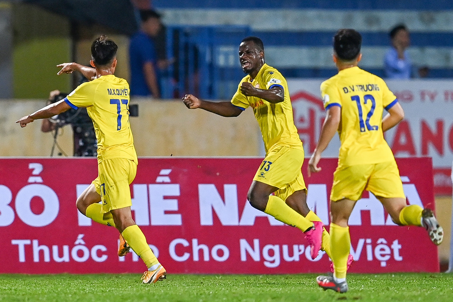 Trong Hoang toa sang Viettel danh bai Nam Dinh anh 3