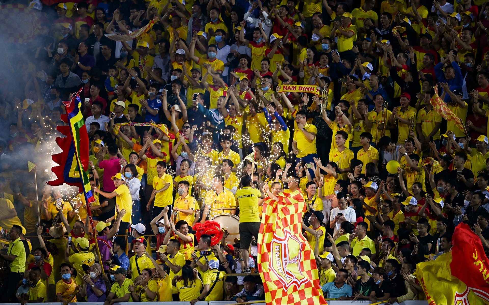 Trong Hoang toa sang Viettel danh bai Nam Dinh anh 4