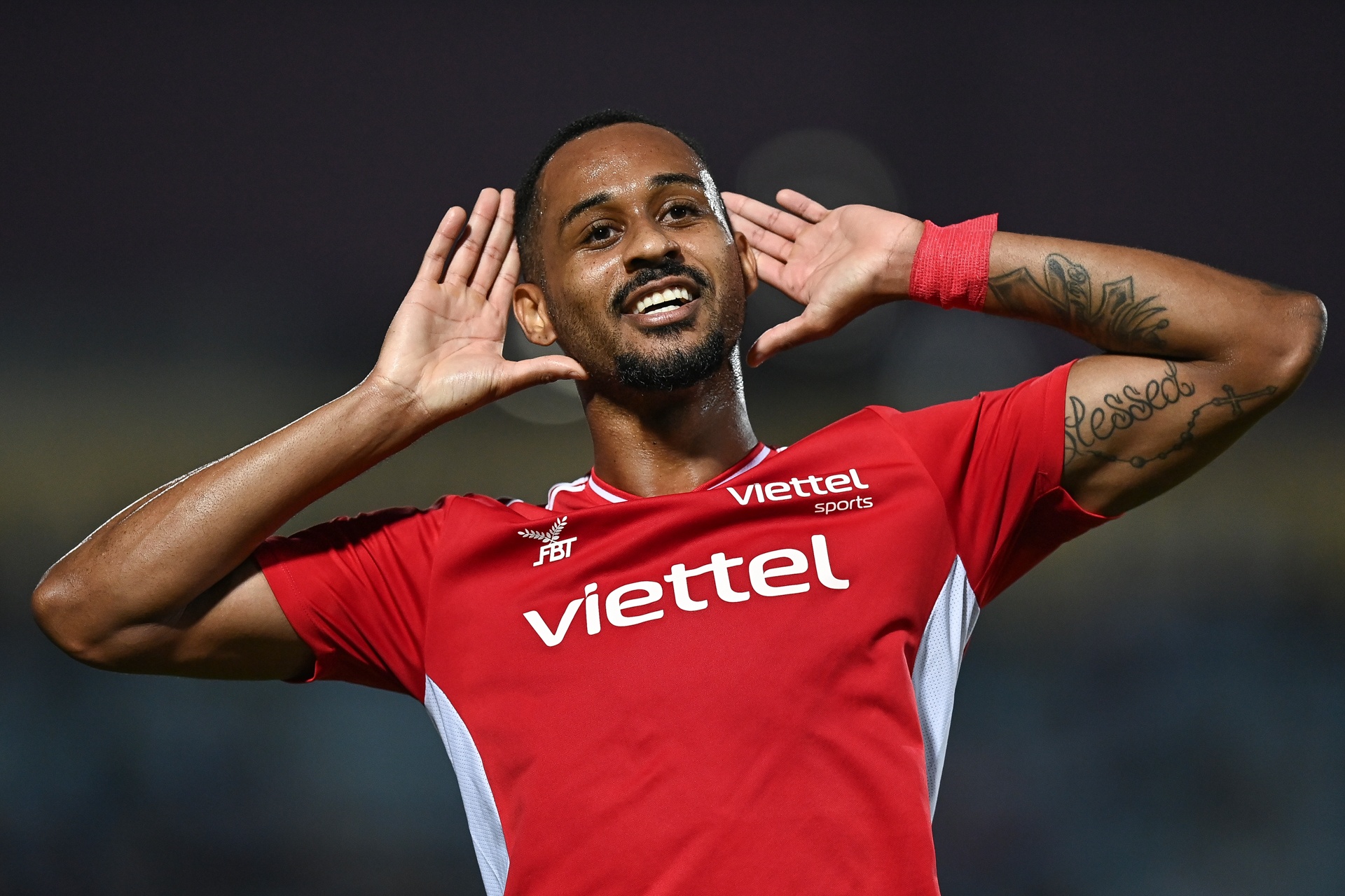 Trong Hoang toa sang Viettel danh bai Nam Dinh anh 5