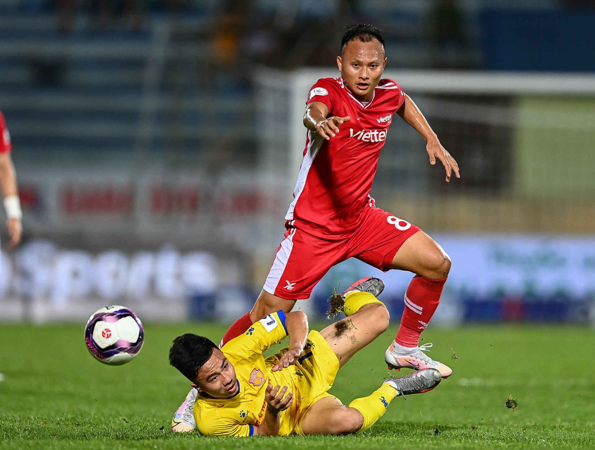 Trong Hoang toa sang Viettel danh bai Nam Dinh anh 7