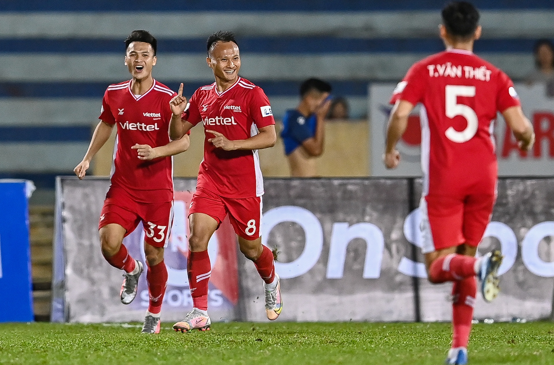 Trong Hoang toa sang Viettel danh bai Nam Dinh anh 8