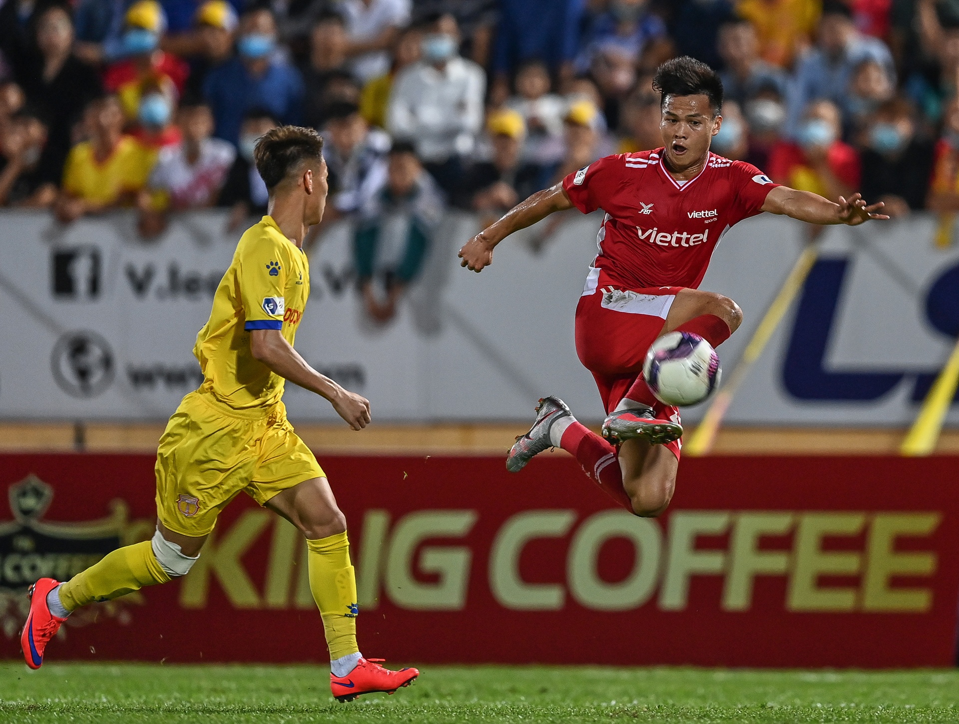 Trong Hoang toa sang Viettel danh bai Nam Dinh anh 9