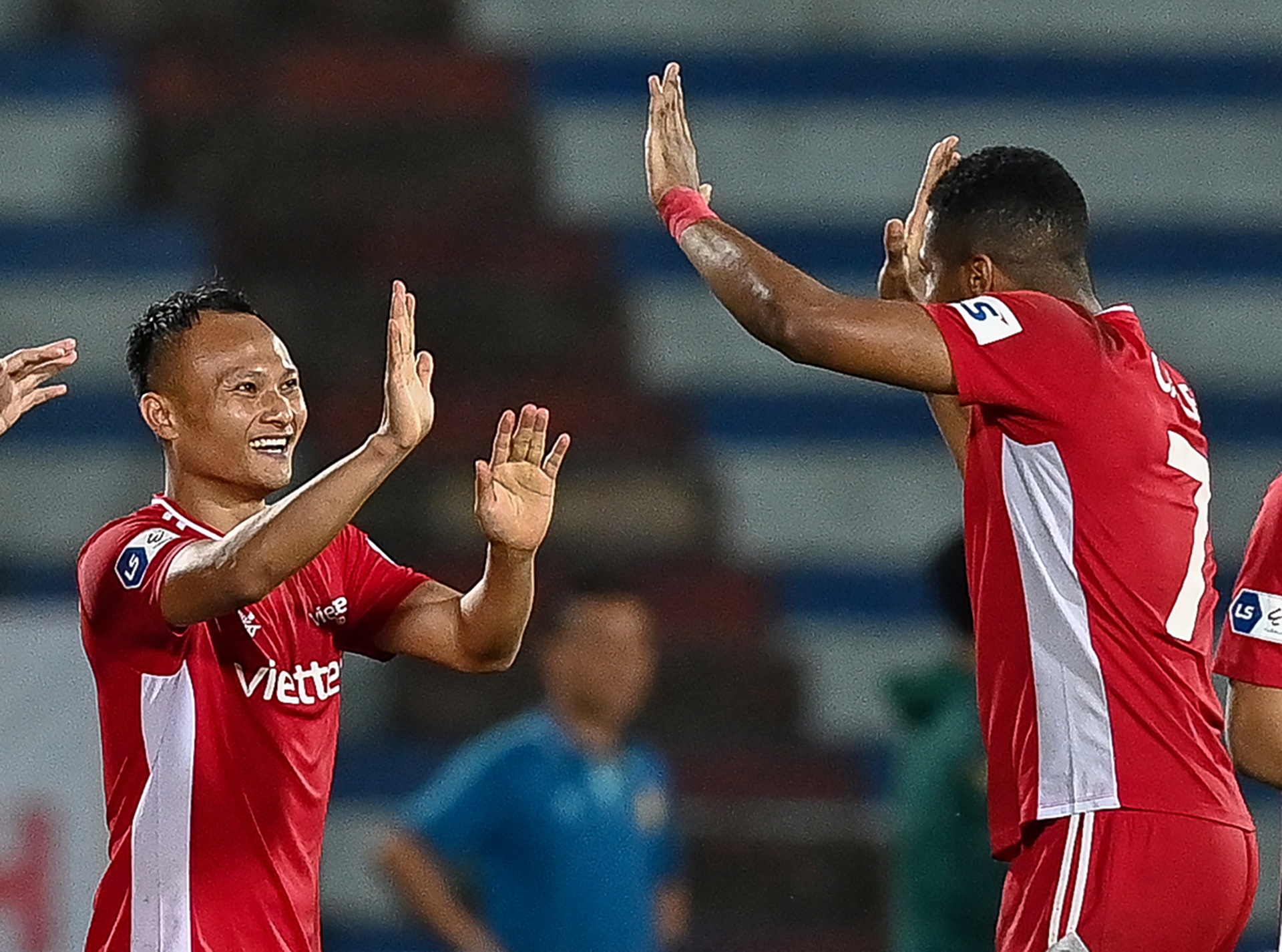 Trong Hoang giup Viettel thang nguoc Nam Dinh hinh anh